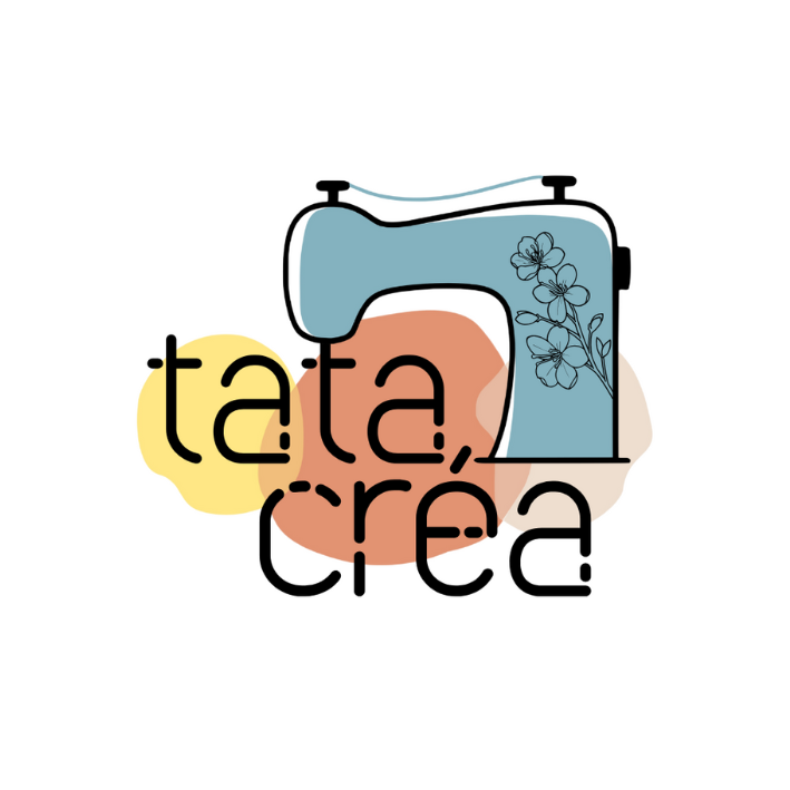 Logo de l'entreprise Tata créa, représenté par : - les mots tata créa en points cousus, avec le t formant le pied de biche de la machine à coudre. - une machine à coudre bleue illustrée d'une branche de cerisier en fleurs - 3 formes abstraites en arrière plan