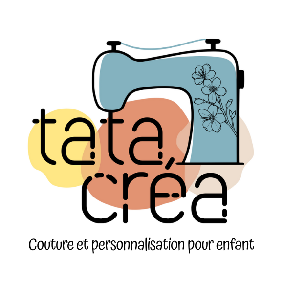 Logo de l'entreprise Tata créa, représenté par : - les mots tata créa en points cousus, avec le t formant le pied de biche de la machine à coudre. - une machine à coudre bleue illustrée d'une branche de cerisier en fleurs - 3 formes abstraites en arrière plan