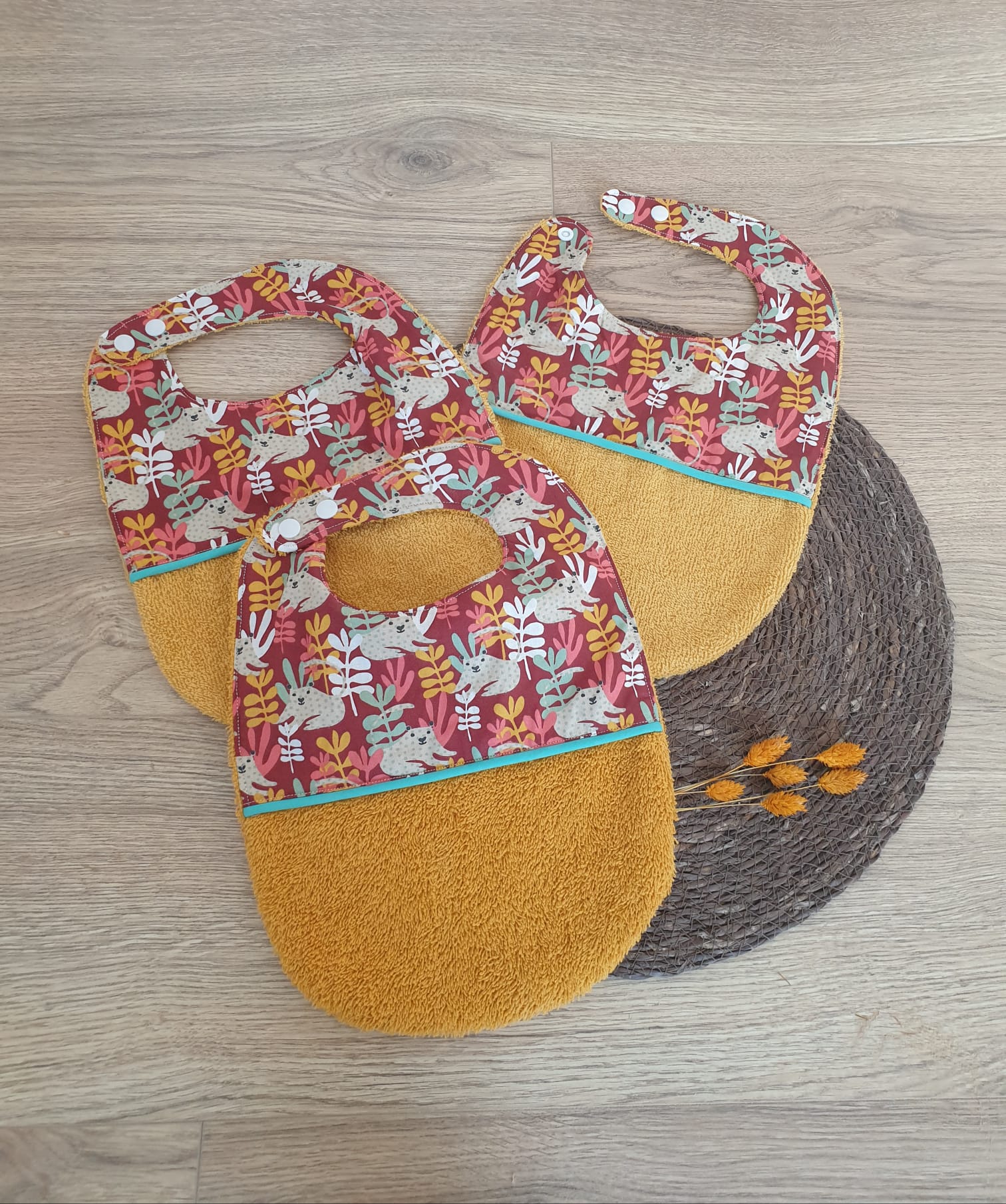 Lot de 3 bavoirs bébé (4 mois et plus), tissus personnalisés par la maman – modèle Tata Créa