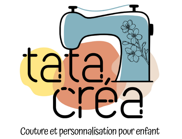 Logo de l'entreprise Tata créa, représenté par : - les mots tata créa en points cousus, avec le t formant le pied de biche de la machine à coudre. - une machine à coudre bleue illustrée d'une branche de cerisier en fleurs - 3 formes abstraites en arrière plan