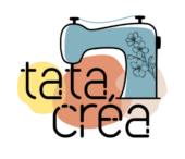 Logo de l'entreprise Tata créa, représenté par : - les mots tata créa en points cousus, avec le t formant le pied de biche de la machine à coudre. - une machine à coudre bleue illustrée d'une branche de cerisier en fleurs - 3 formes abstraites en arrière plan