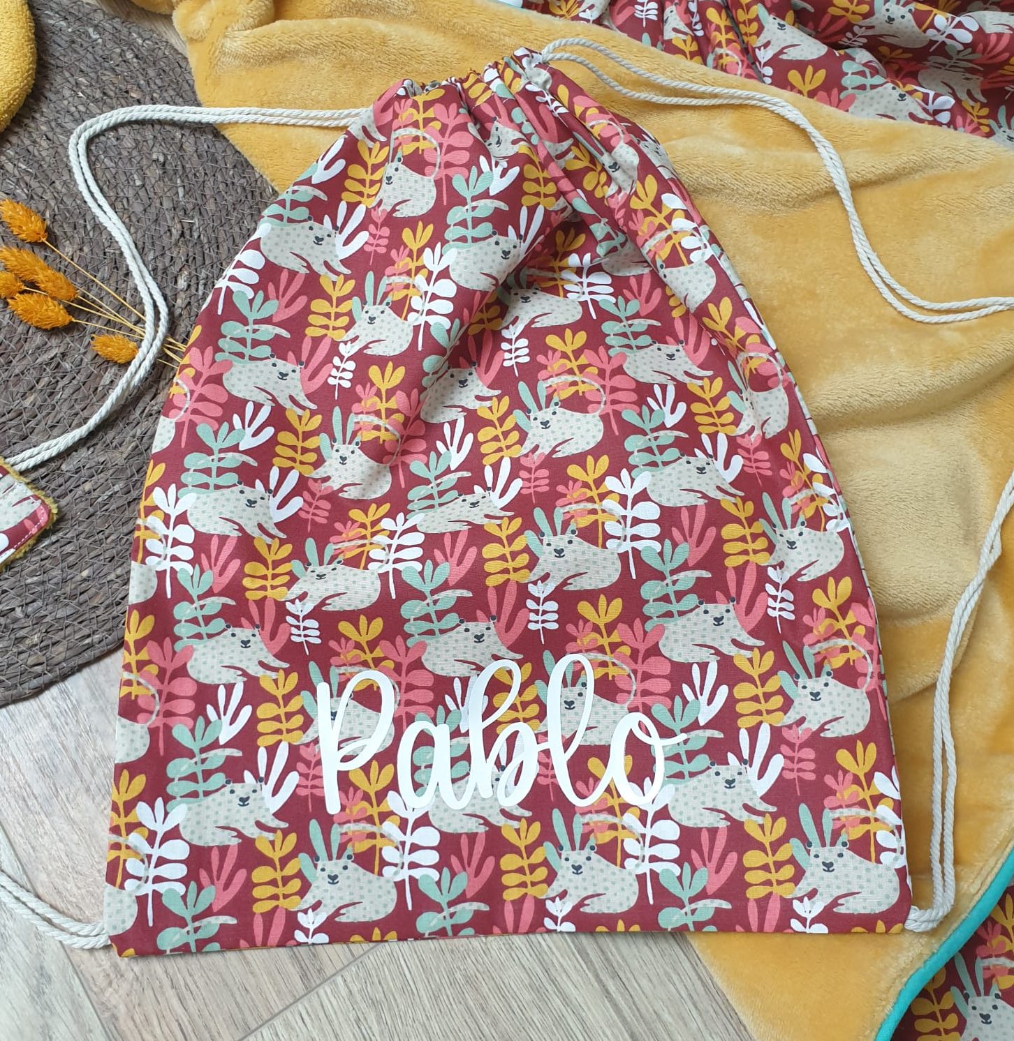 Sac pochon à coulisses personnalisé au prénom de Pablo, tissu aux motifs animaux sur fond rouge – modèle Tata Créa