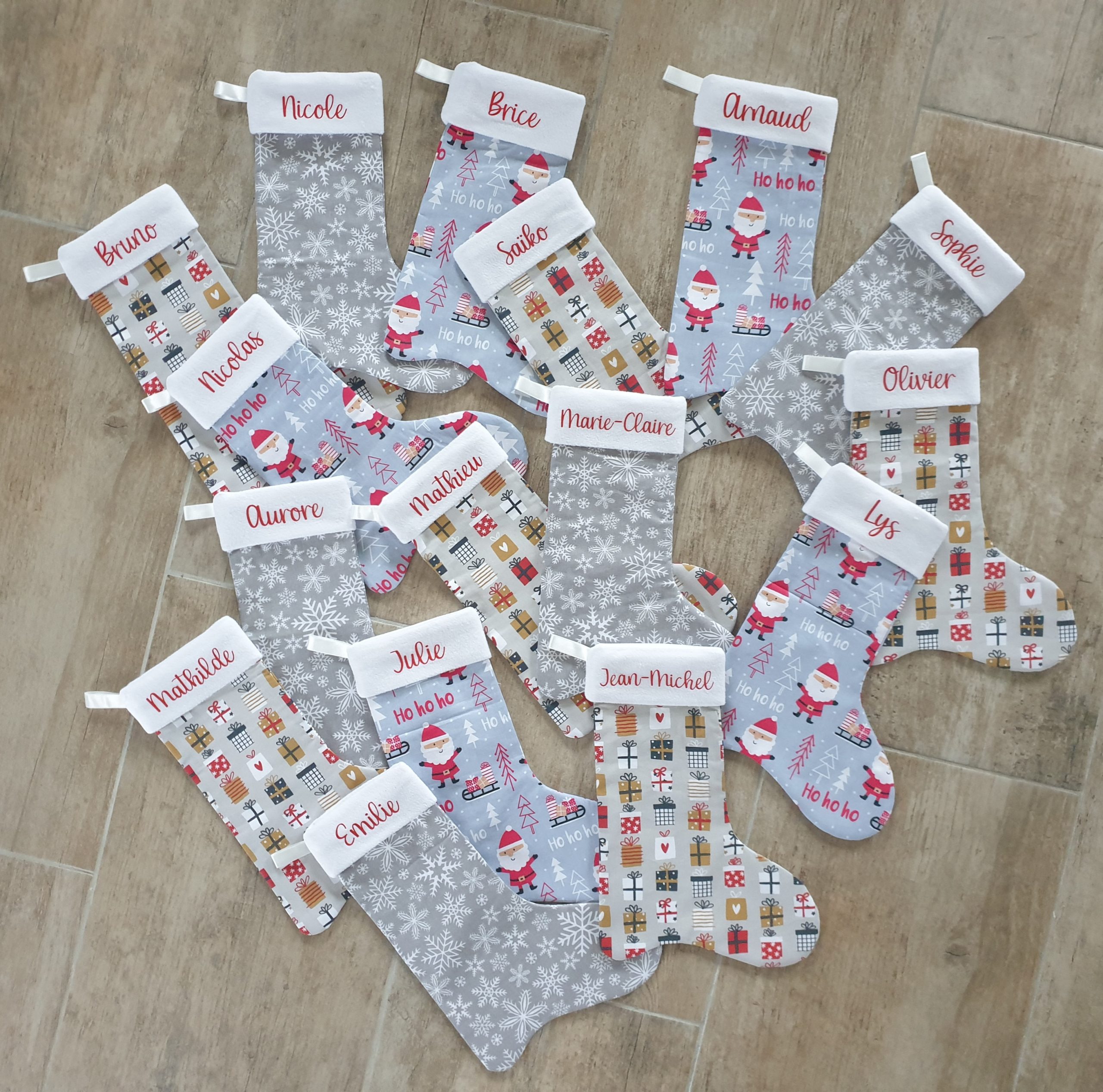 Lot de 16 bottes de Noël personnalisées aux prénoms des membres de la famille, cousues dans 3 tissus de Noël différents – modèle Tata Créa