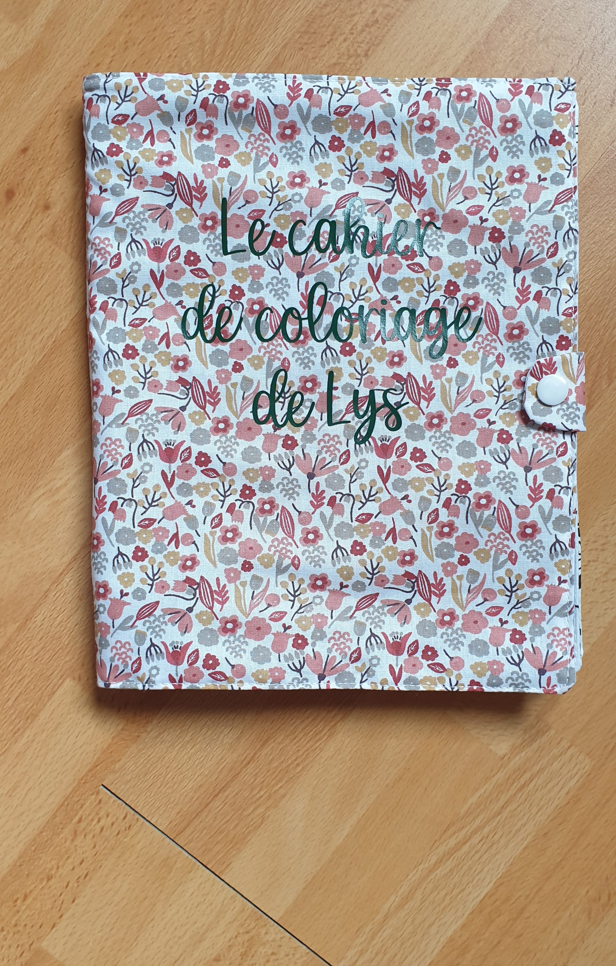 Cahier de coloriage personnalisé : page de couverture avec écrit "le cahier de coloriage de Lys" – modèle Tata Créa