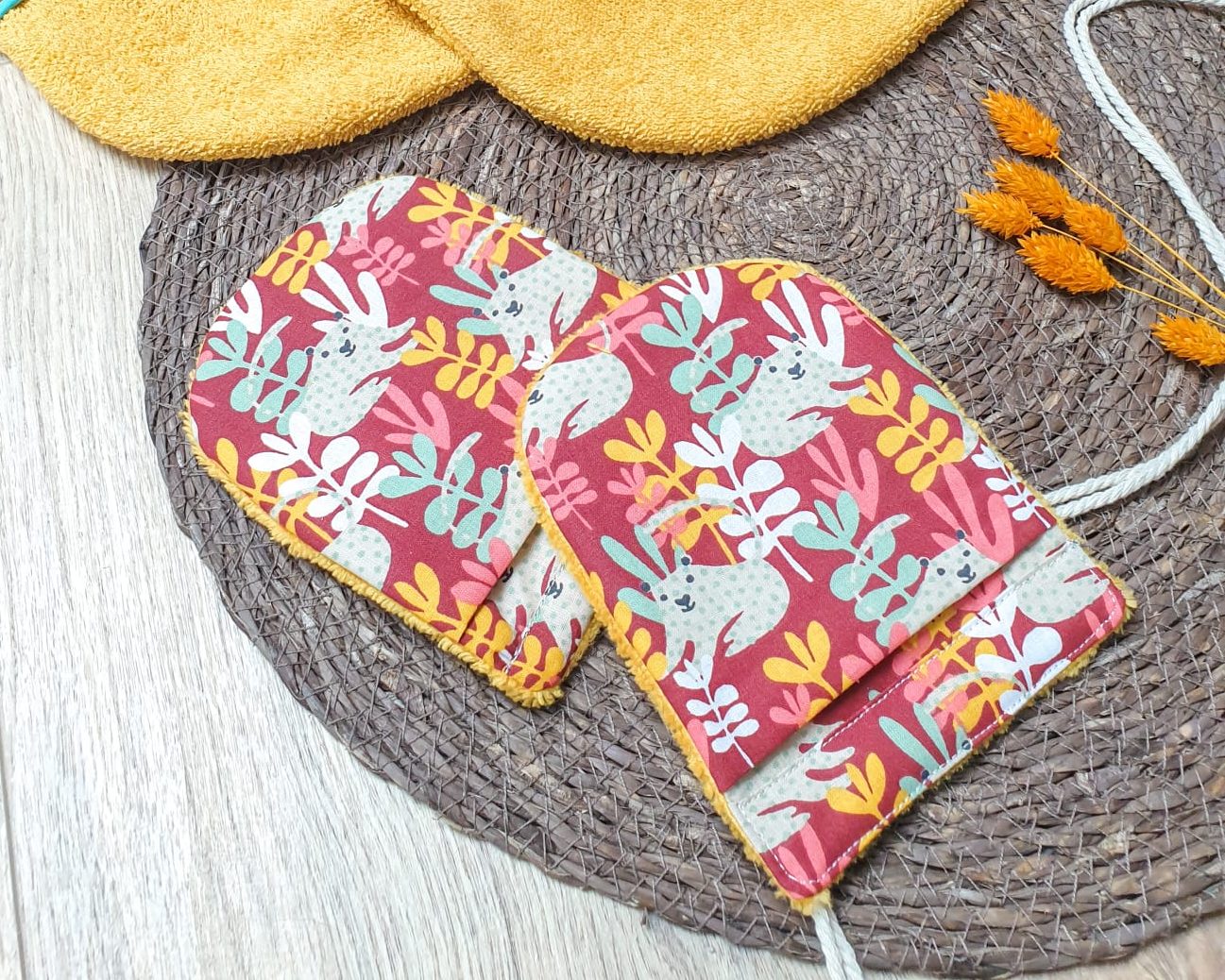 Gant de toilette en éponge moutarde et coton à motifs animaux