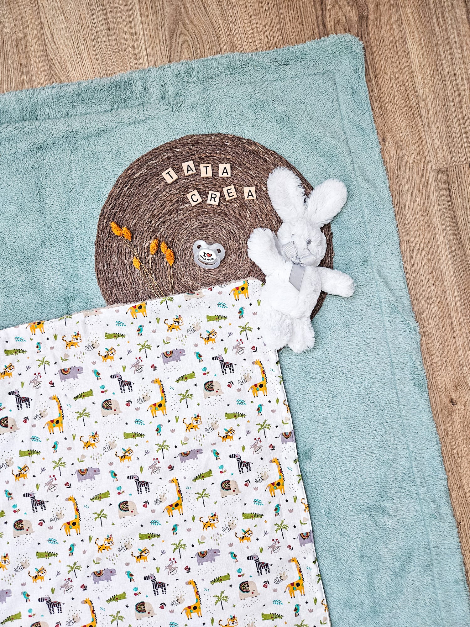 Couvertures bébé et enfant personnalisées - coton à motifs "jungle colorée", fourrure beige et vert glacé - modèle Tata créa