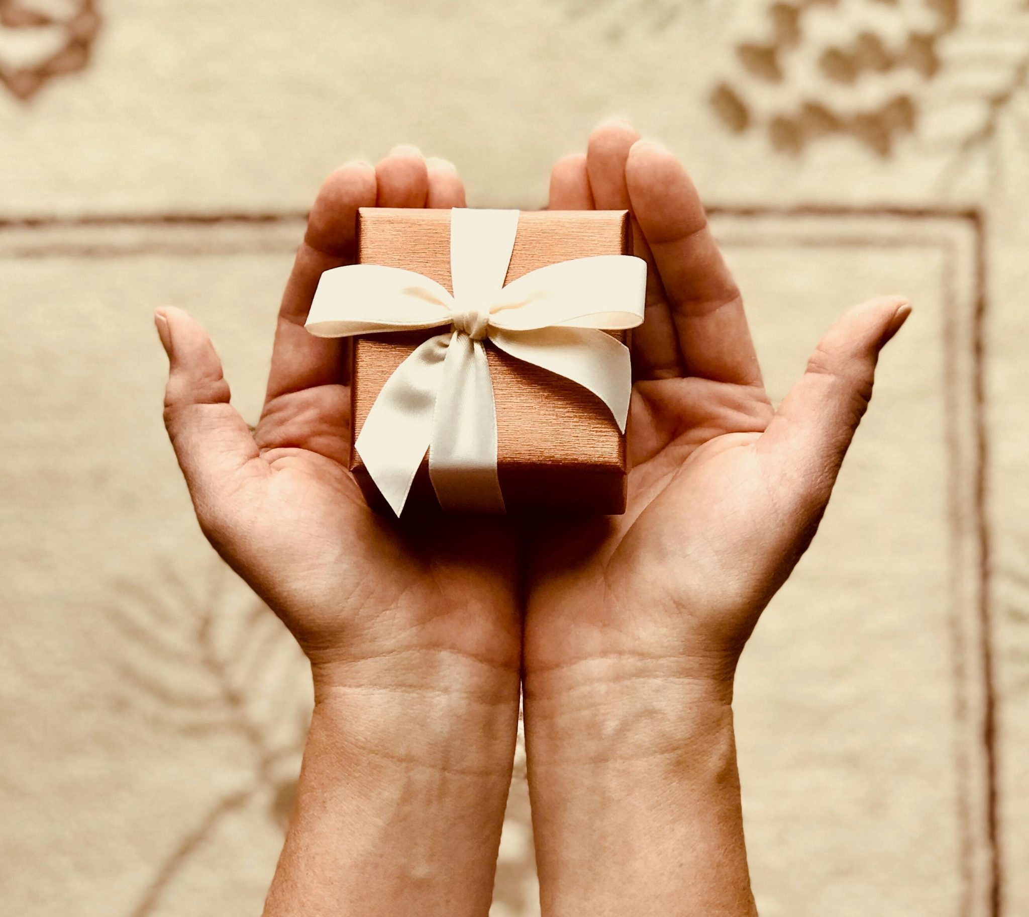 Photo d'un cadeau tenu au creux des mains