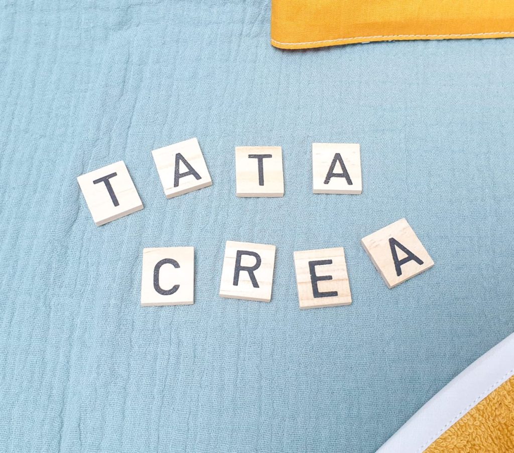 Lettres de scrabble qui écrivent "Tata créa"