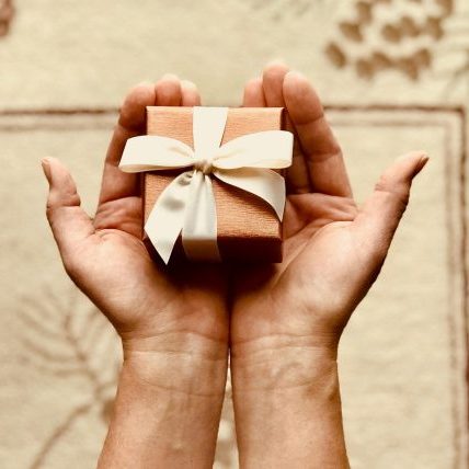 Photo d'un cadeau tenu au creux des mains