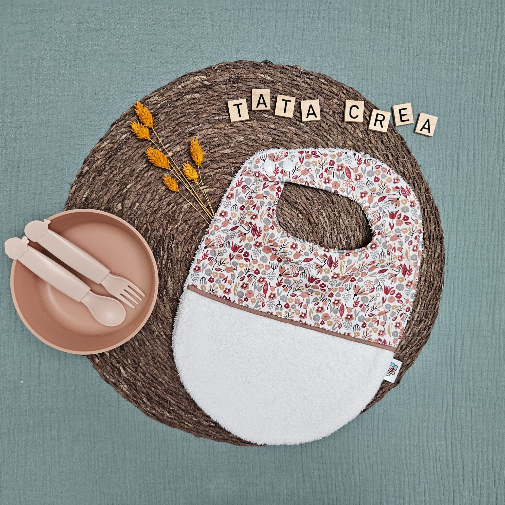 Bavoirs bébé (4 mois et plus). Coton à motifs "fleurette Alice", liseré intermédiaire taupe, éponge blanche – modèle Tata Créa