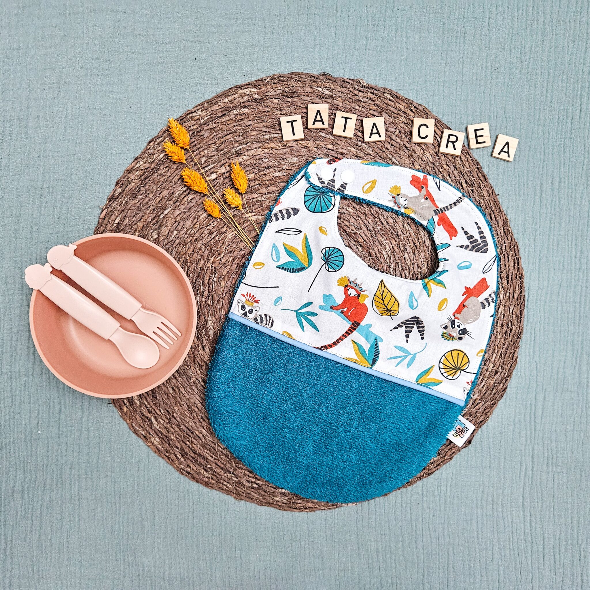 Bavoirs bébé (4 mois et plus). Coton à motifs " lémurien & raton laveur", liseré intermédiaire bleu ciel, éponge bleu canard – modèle Tata Créa