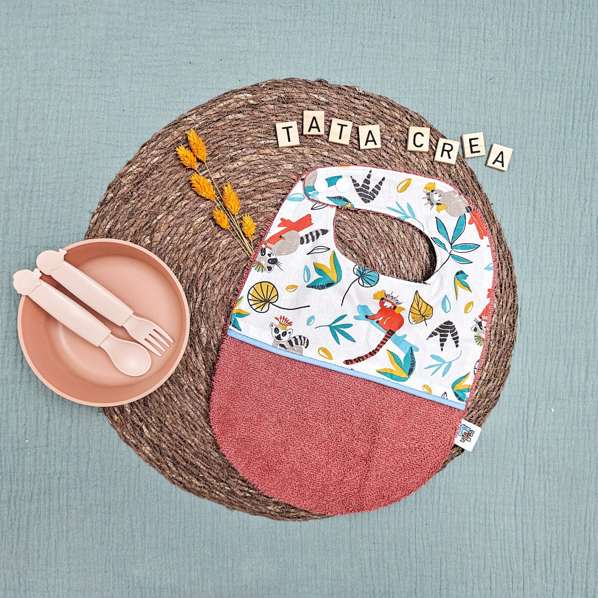 Bavoirs bébé (4 mois et plus). Coton à motifs " lémurien & raton laveur", liseré intermédiaire bleu ciel, éponge terracotta – modèle Tata Créa