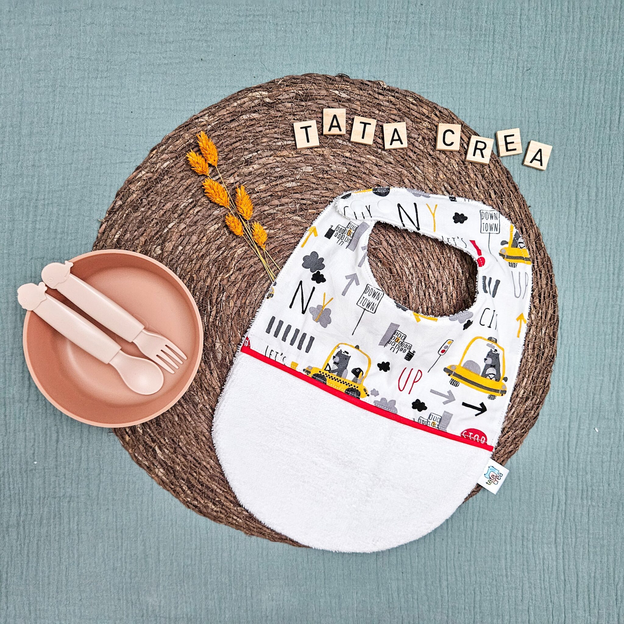 Bavoirs bébé (4 mois et plus). Coton à motifs "taxis new-yorkais", liseré intermédiaire rouge, éponge blanche – modèle Tata Créa