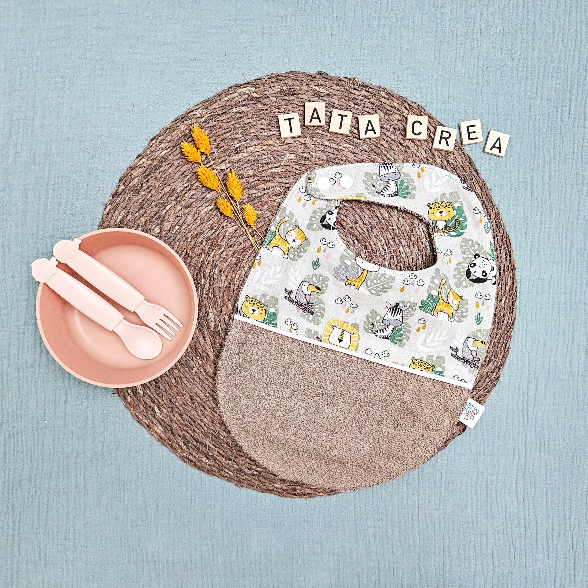 Bavoirs bébé (4 mois et plus). Coton à motifs "savane beige", liseré intermédiaire blanc, éponge taupe – modèle Tata Créa