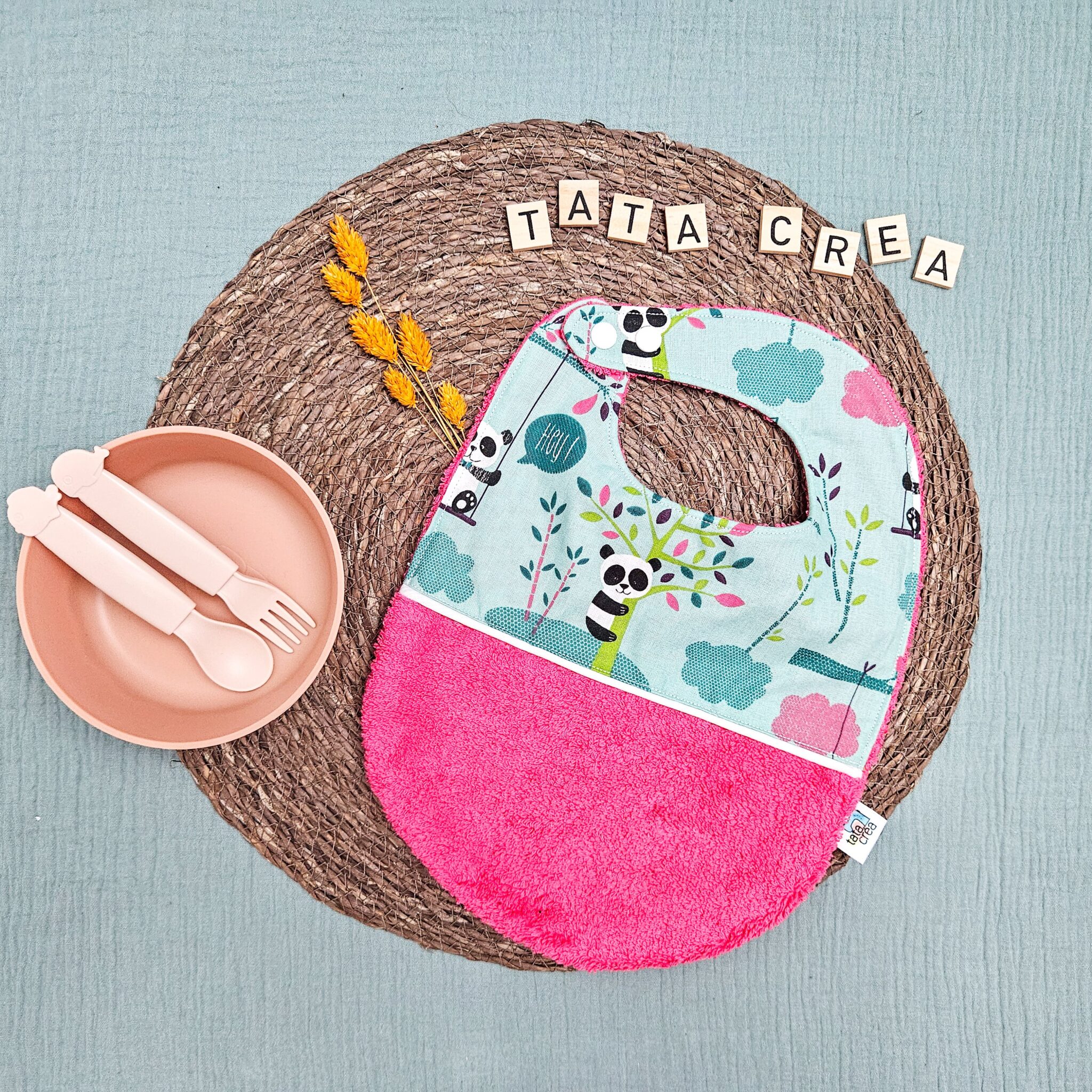 Bavoirs bébé (4 mois et plus). Coton à motifs "pandipanda bleu", liseré intermédiaire blanc, éponge rose fushia – modèle Tata Créa