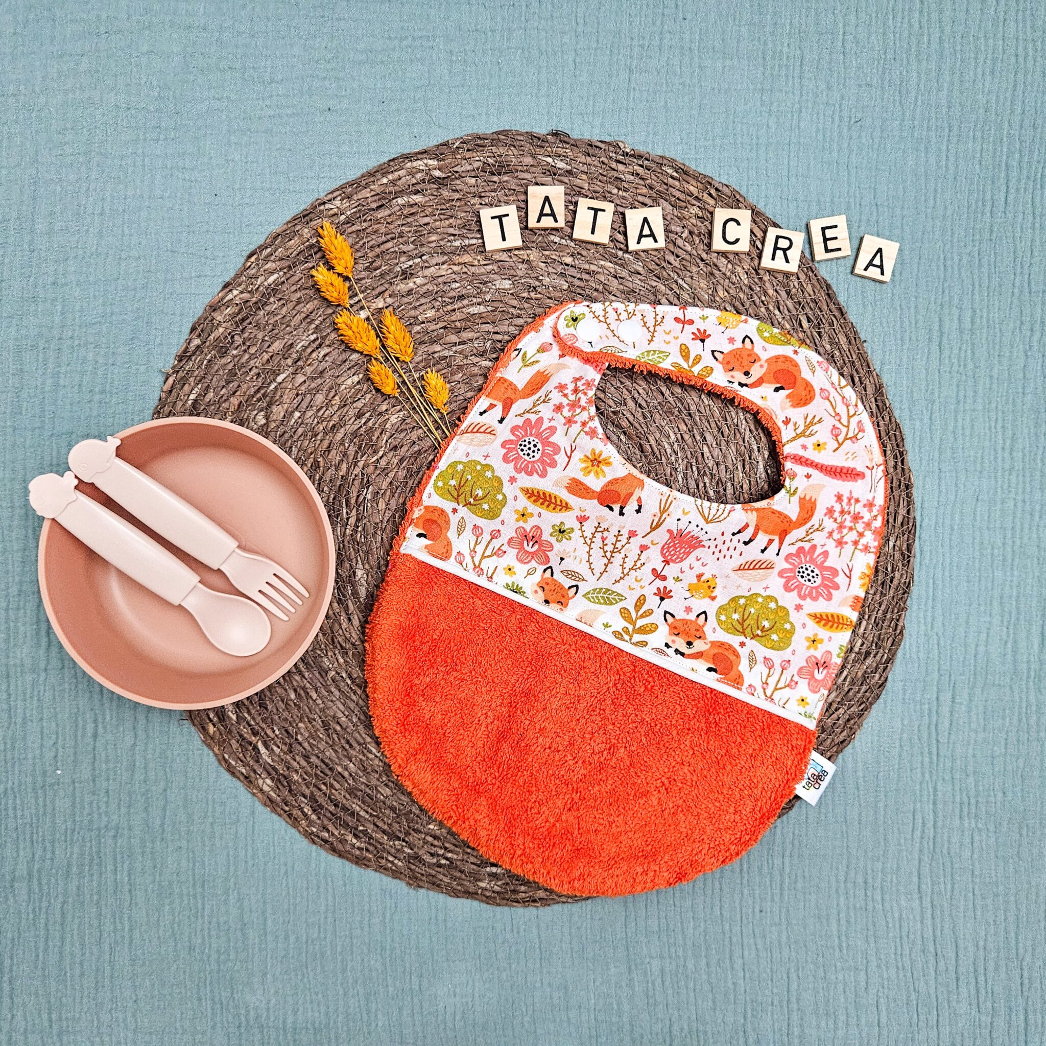 Bavoirs bébé (4 mois et plus). Coton à motifs "renardou dans la forêt", liseré intermédiaire blanc, éponge orange – modèle Tata Créa