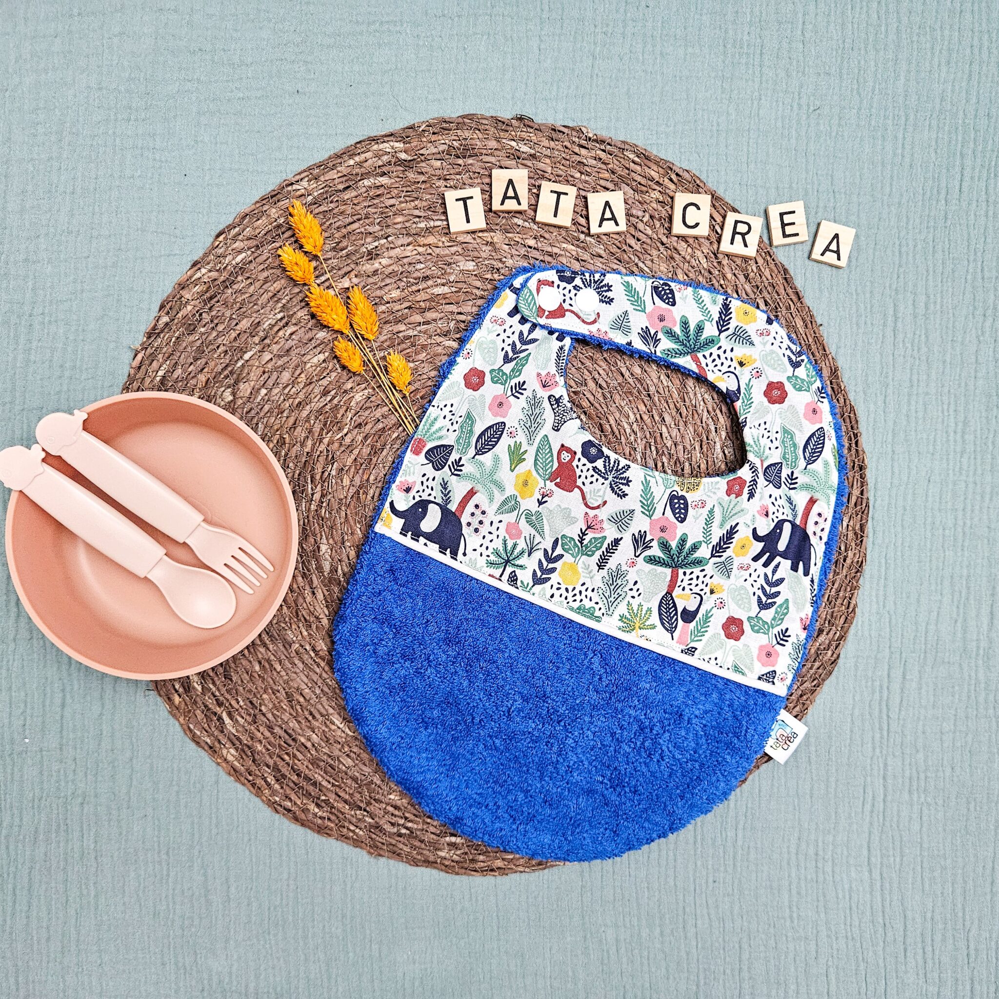 Bavoirs bébé (4 mois et plus). Coton à motifs "forêt amazonie", liseré intermédiaire blanc, éponge bleu foncé – modèle Tata Créa