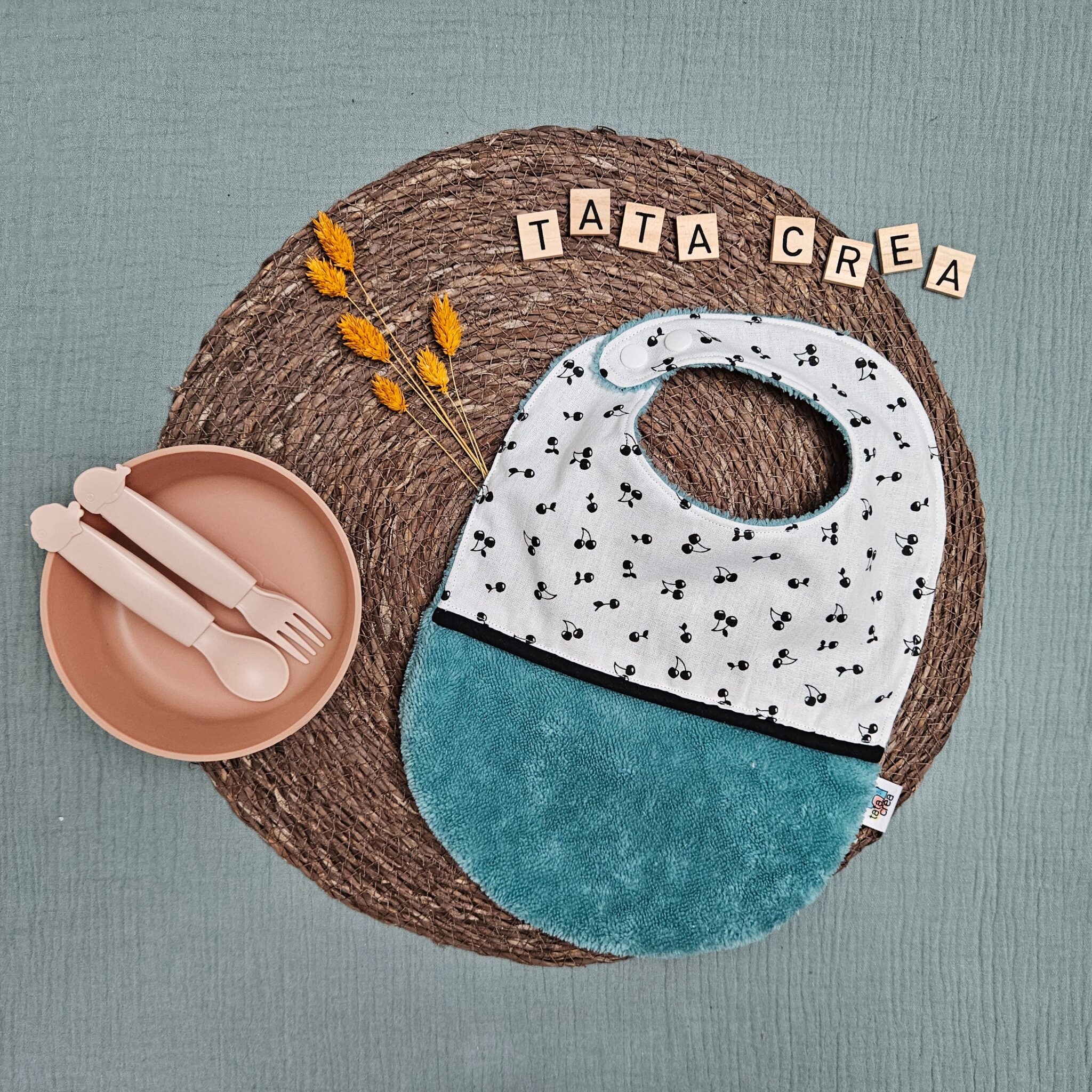 Bavoirs bébé (4 mois et plus). Coton à motifs "cherry noir et blanc", liseré intermédiaire noir, éponge bleue – modèle Tata Créa