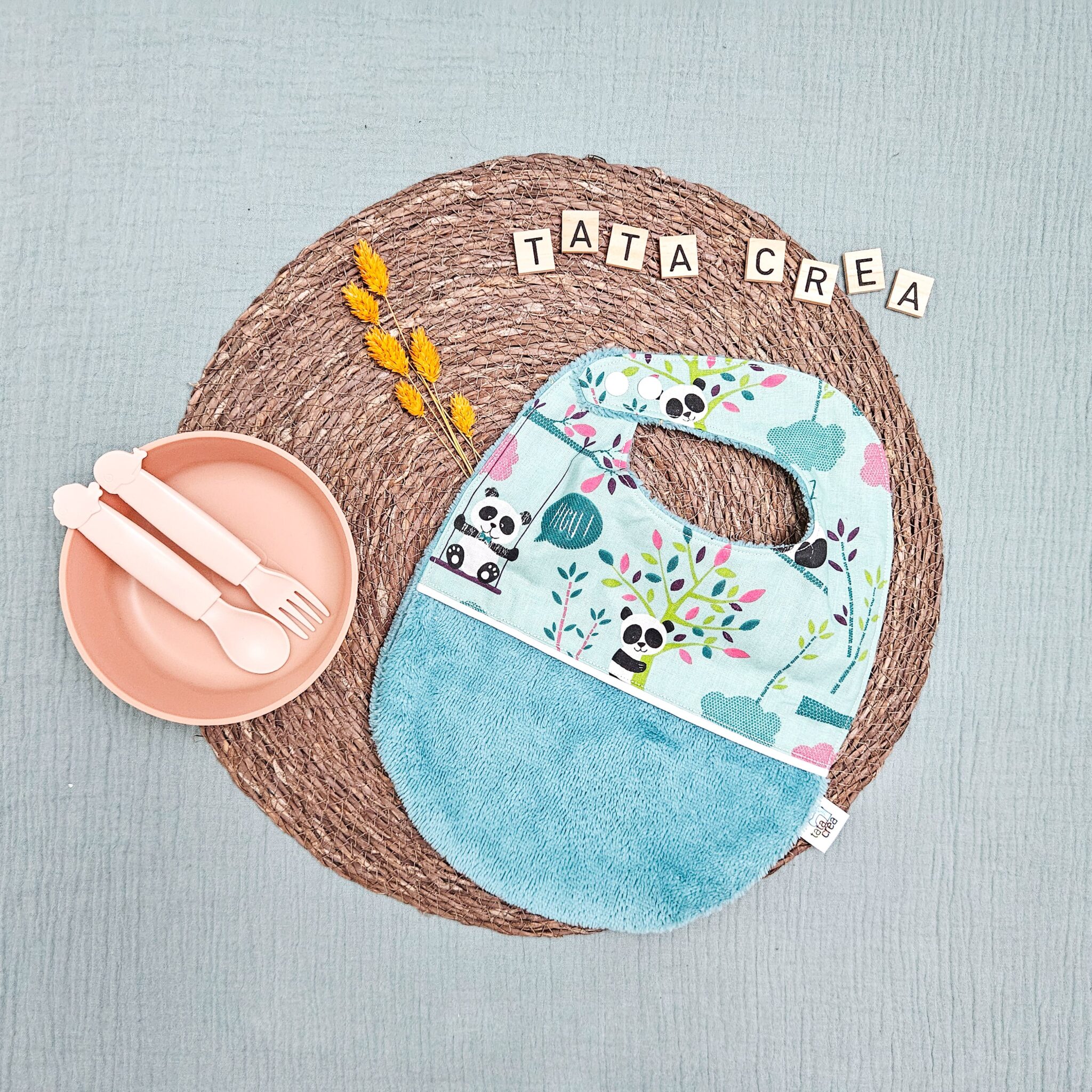 Bavoirs bébé (4 mois et plus). Coton à motifs "pandipanda bleu", liseré intermédiaire blanc, éponge bleue – modèle Tata Créa