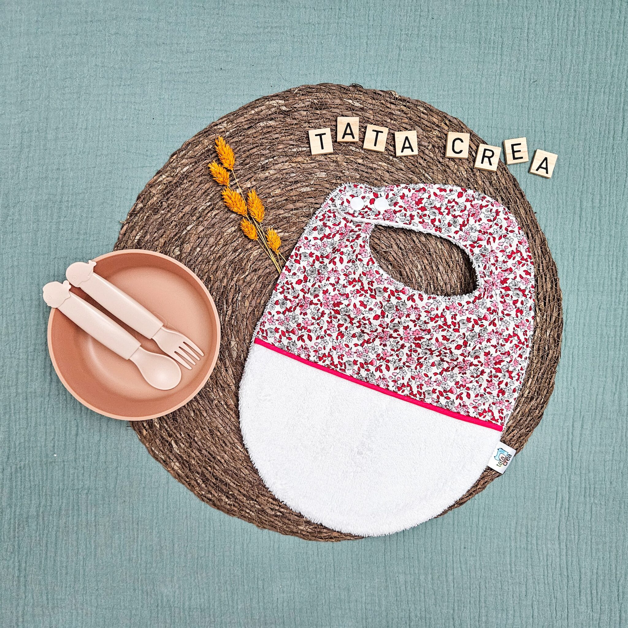 Bavoirs bébé (4 mois et plus). Coton à motifs "Léonie rose", liseré intermédiaire rose fuschia, éponge blanche – modèle Tata Créa