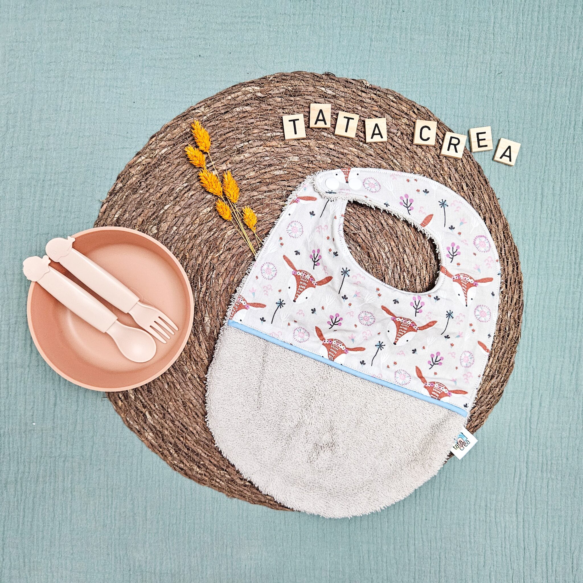 Bavoirs bébé (4 mois et plus). Coton à motifs "écrue biche", liseré intermédiaire bleu ciel, éponge gris clair – modèle Tata Créa