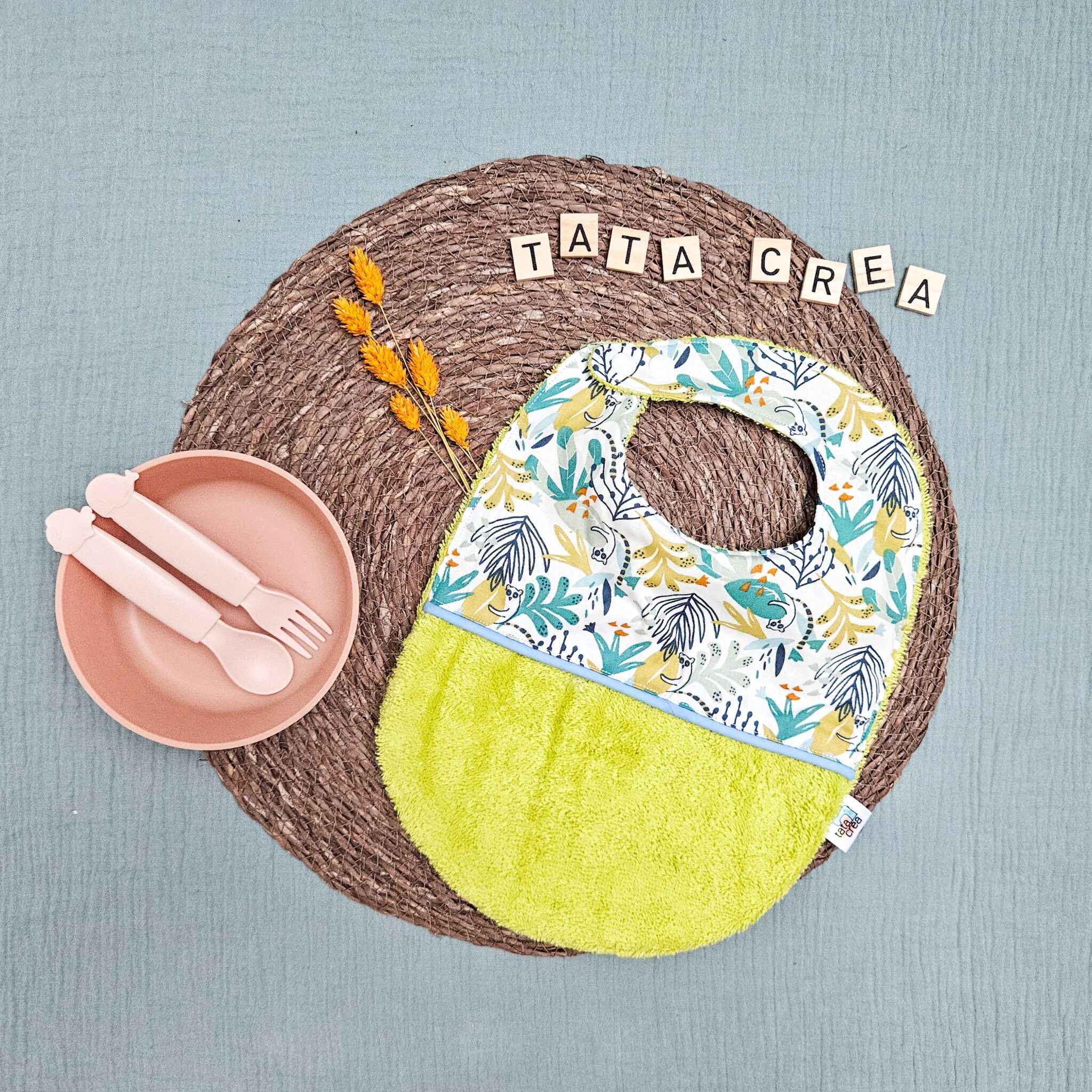 Bavoirs bébé (4 mois et plus). Coton à motifs "lémuriens bleus", liseré intermédiaire bleu ciel, éponge vert anis - modèle Tata créa