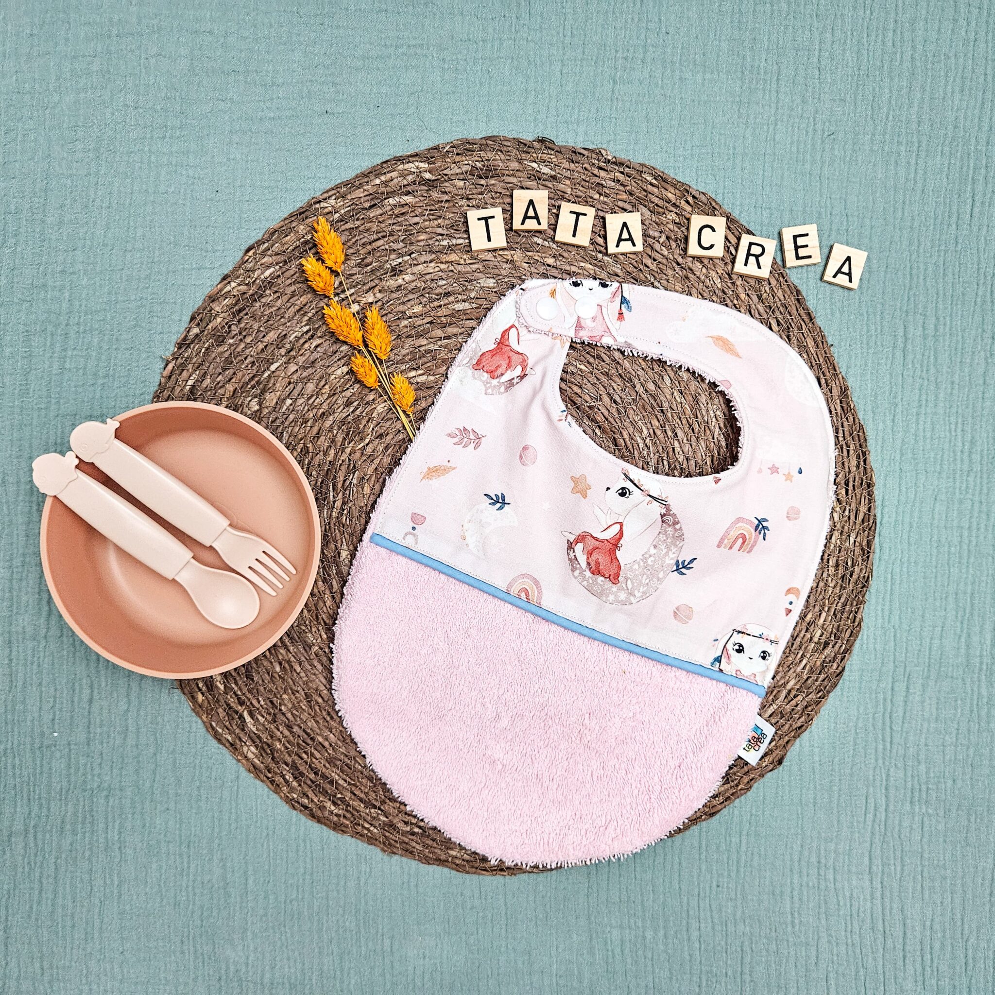 Bavoirs bébé (4 mois et plus). Coton à motifs "lapin et la lune", liseré intermédiaire bleu ciel, éponge rose – modèle Tata Créa