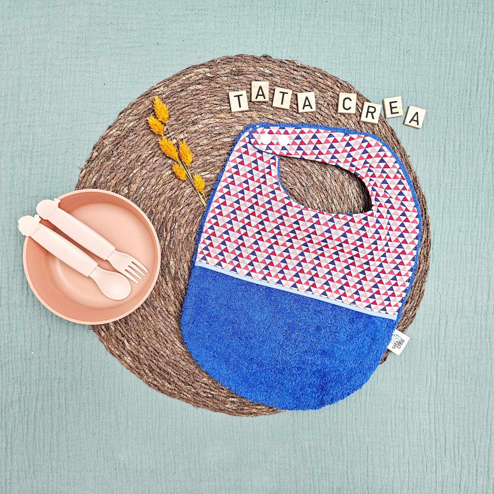 Bavoirs bébé (4 mois et plus). Coton à motifs "minis triangles roses", liseré intermédiaire bleu ciel, éponge bleu foncé – modèle Tata Créa