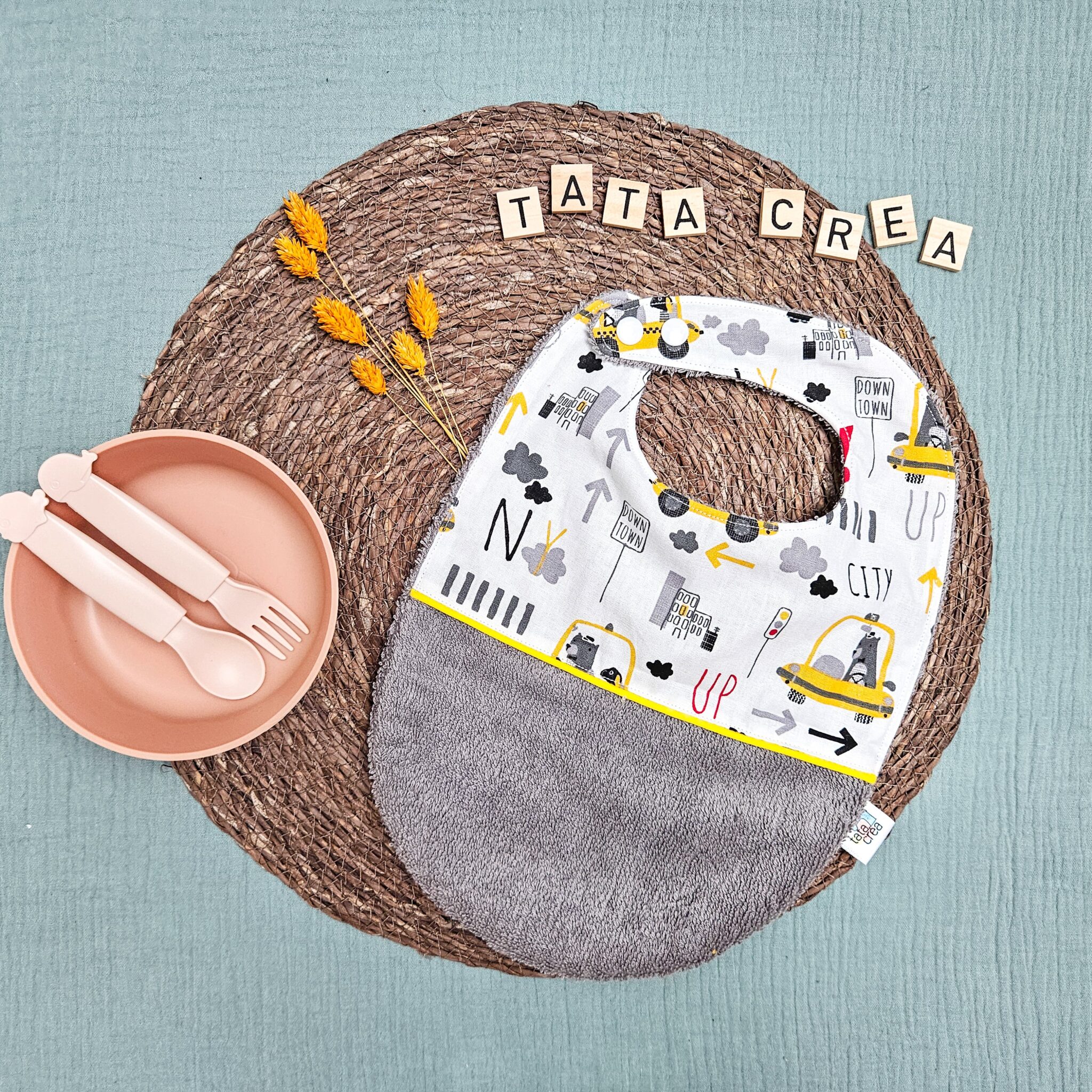 Bavoirs bébé (4 mois et plus). Coton à motifs "taxis new-yorkais", liseré intermédiaire jaune, éponge grise – modèle Tata Créa