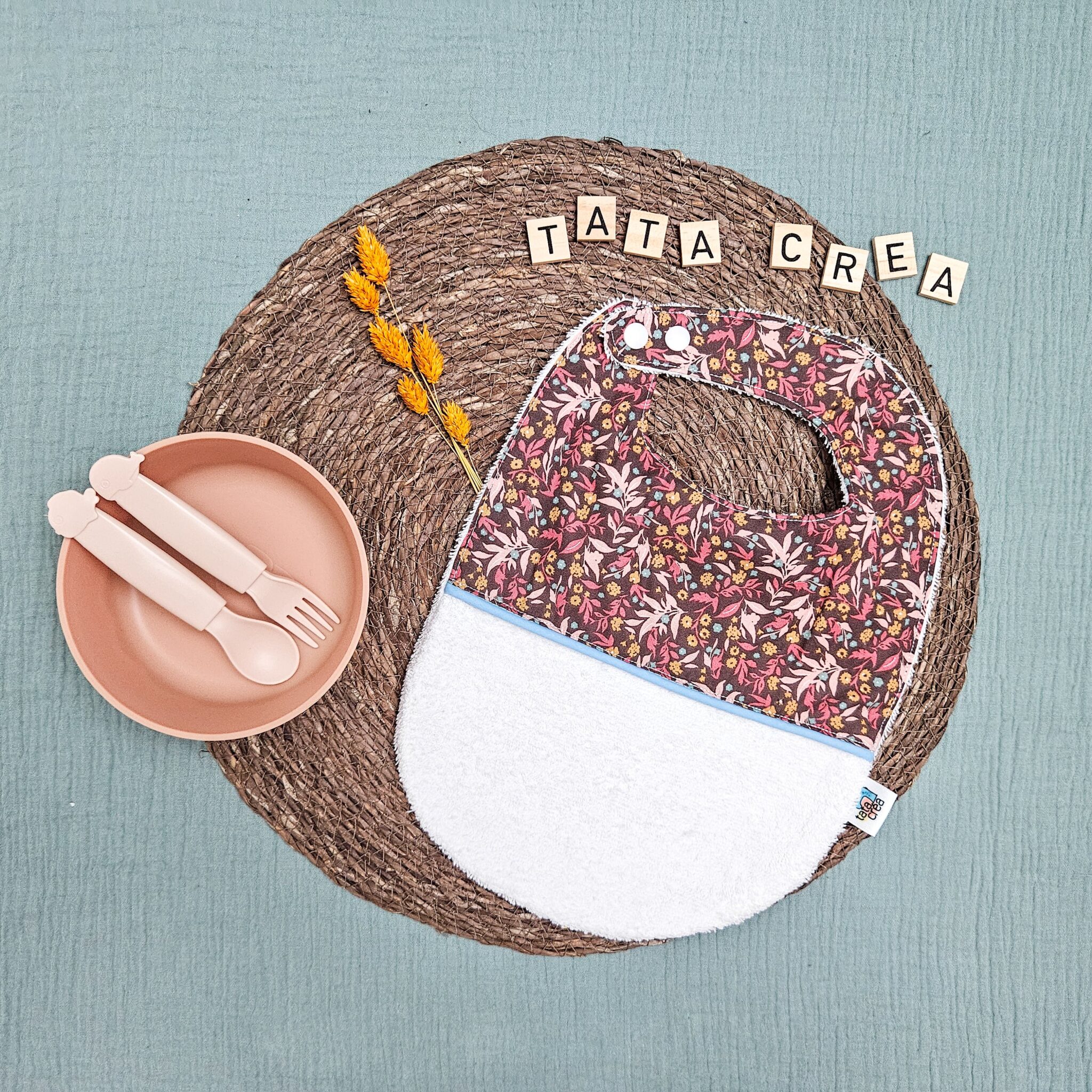 Bavoirs bébé (4 mois et plus). Coton à motifs "kimia vieux rose", liseré intermédiaire bleu ciel, éponge blanche – modèle Tata Créa