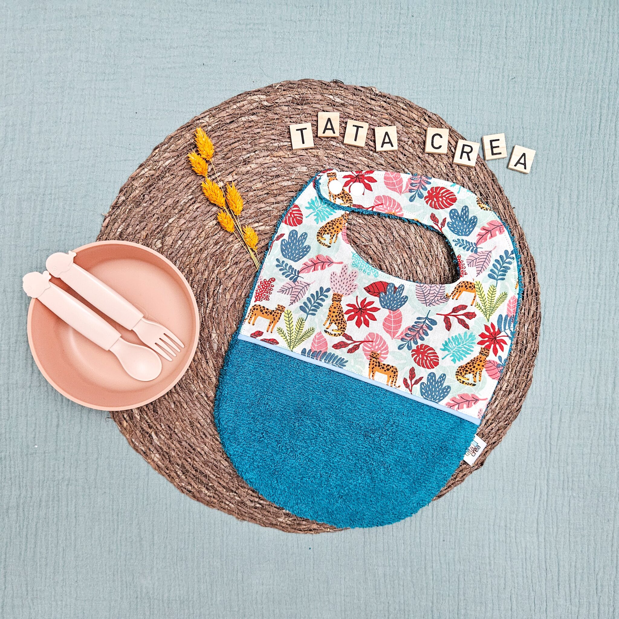 Bavoirs bébé (4 mois et plus). Coton à motifs "léopard fleuri", liseré intermédiaire bleu ciel, éponge bleu canard – modèle Tata Créa