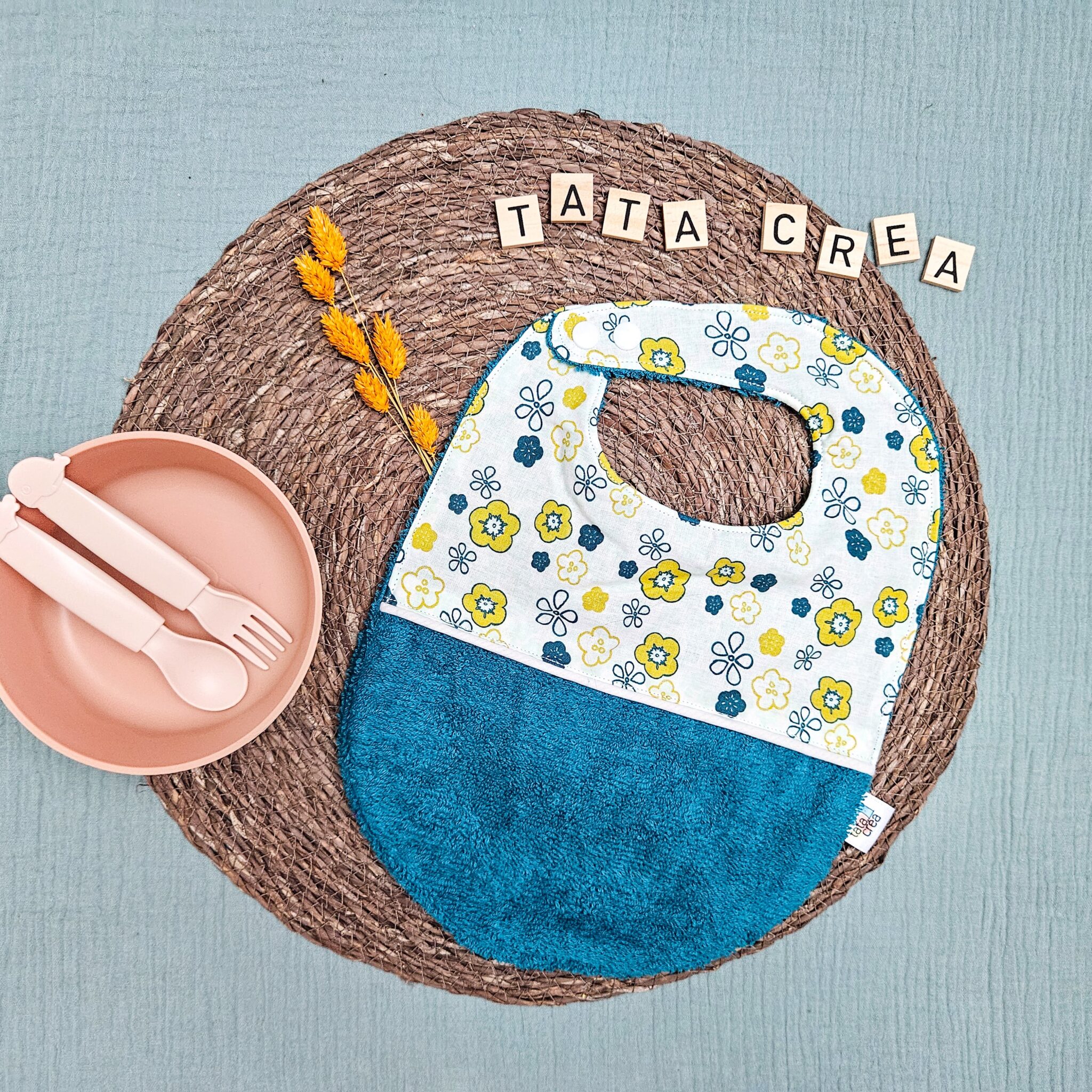 Bavoirs bébé (4 mois et plus). Coton à motifs "sakura blanc", liseré intermédiaire blanc, éponge bleu canard – modèle Tata Créa