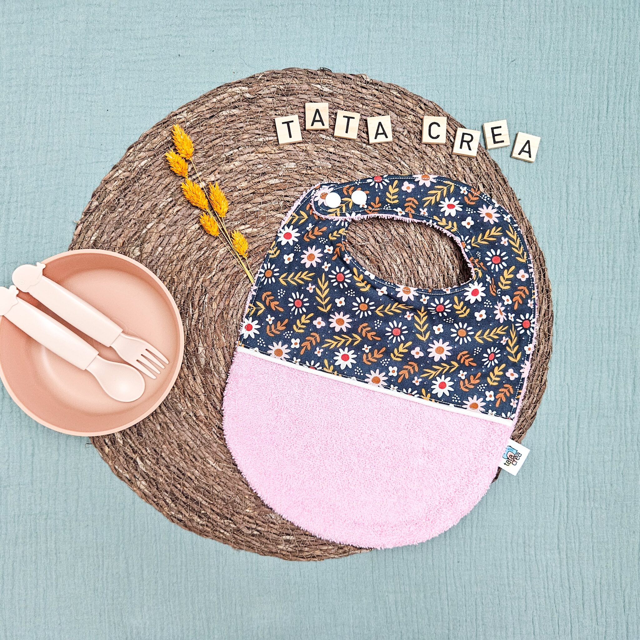 Bavoirs bébé (4 mois et plus). Coton à motifs "fleurs de la prairie", liseré intermédiaire blanc, éponge rose clair – modèle Tata Créa