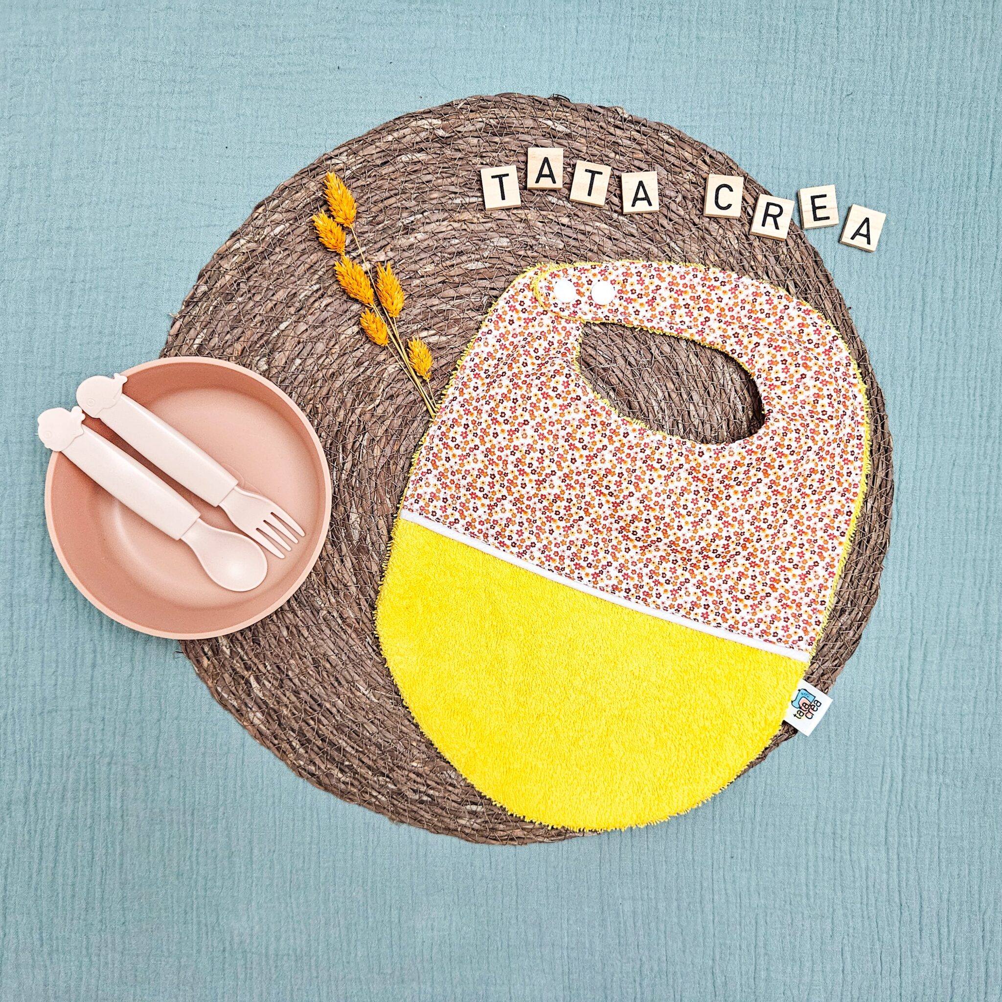 Bavoirs bébé (4 mois et plus). Coton à motifs "fleurs oranges", liseré intermédiaire blanc, éponge jaune – modèle Tata Créa