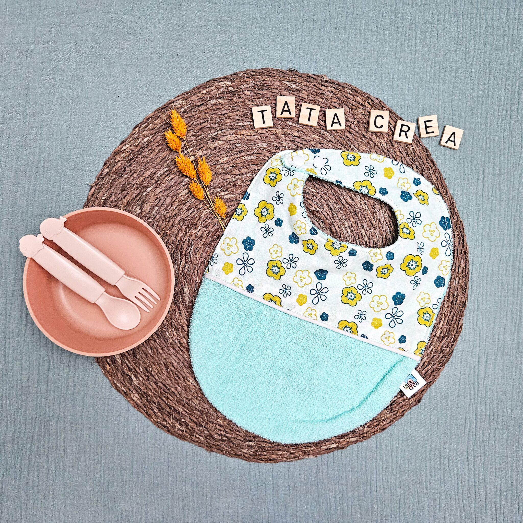 Bavoirs bébé (4 mois et plus). Coton à motifs "sakura blanc", liseré intermédiaire blanc, éponge bleu turquoise – modèle Tata Créa