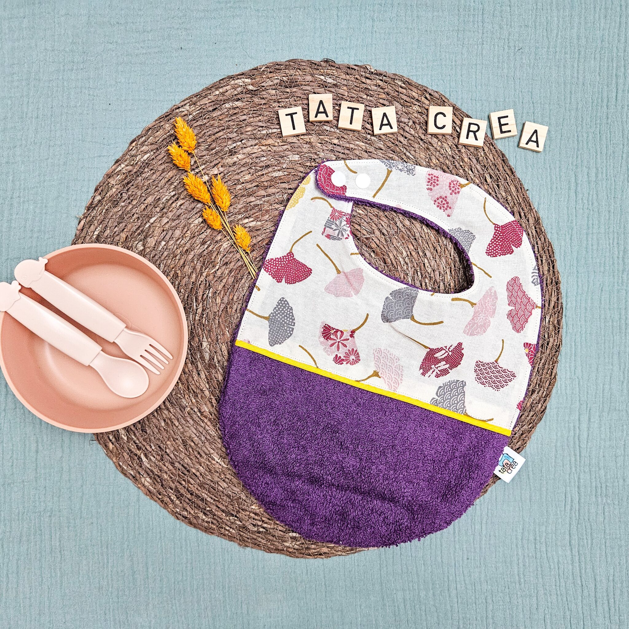 Bavoirs bébé (4 mois et plus). Coton à motifs "fleurs de ginkgo", liseré intermédiaire jaune, éponge violette – modèle Tata Créa