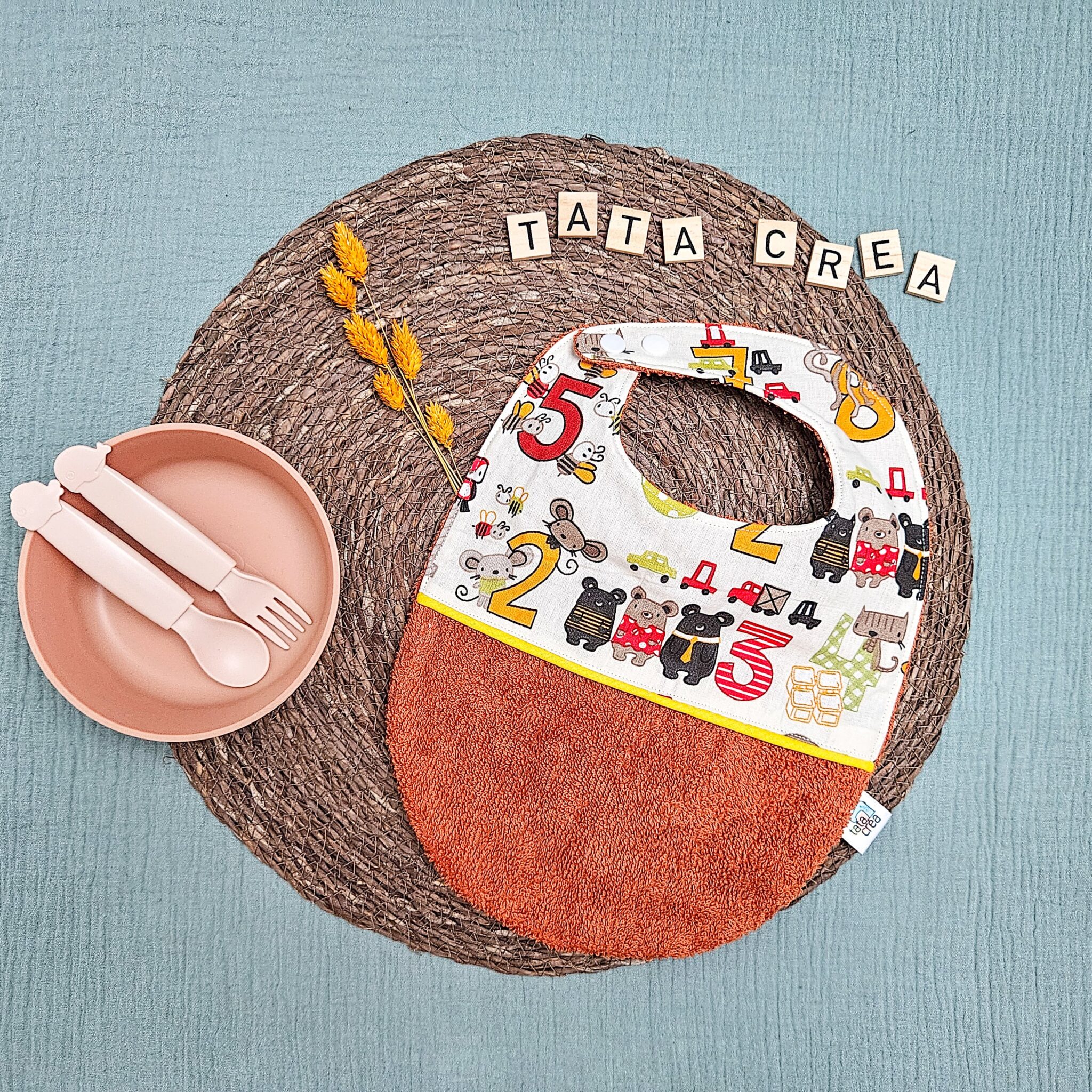 Bavoirs bébé (4 mois et plus). Coton à motifs "alphabet coloré", liseré intermédiaire jaune, éponge terracotta – modèle Tata Créa