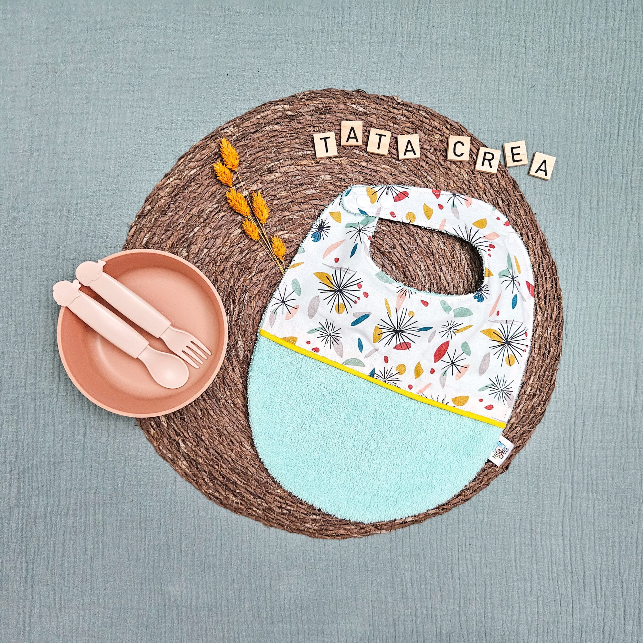 Bavoirs bébé (4 mois et plus). Coton à motifs "feu d'artifice", liseré intermédiaire jaune, éponge bleu turquoise – modèle Tata Créa