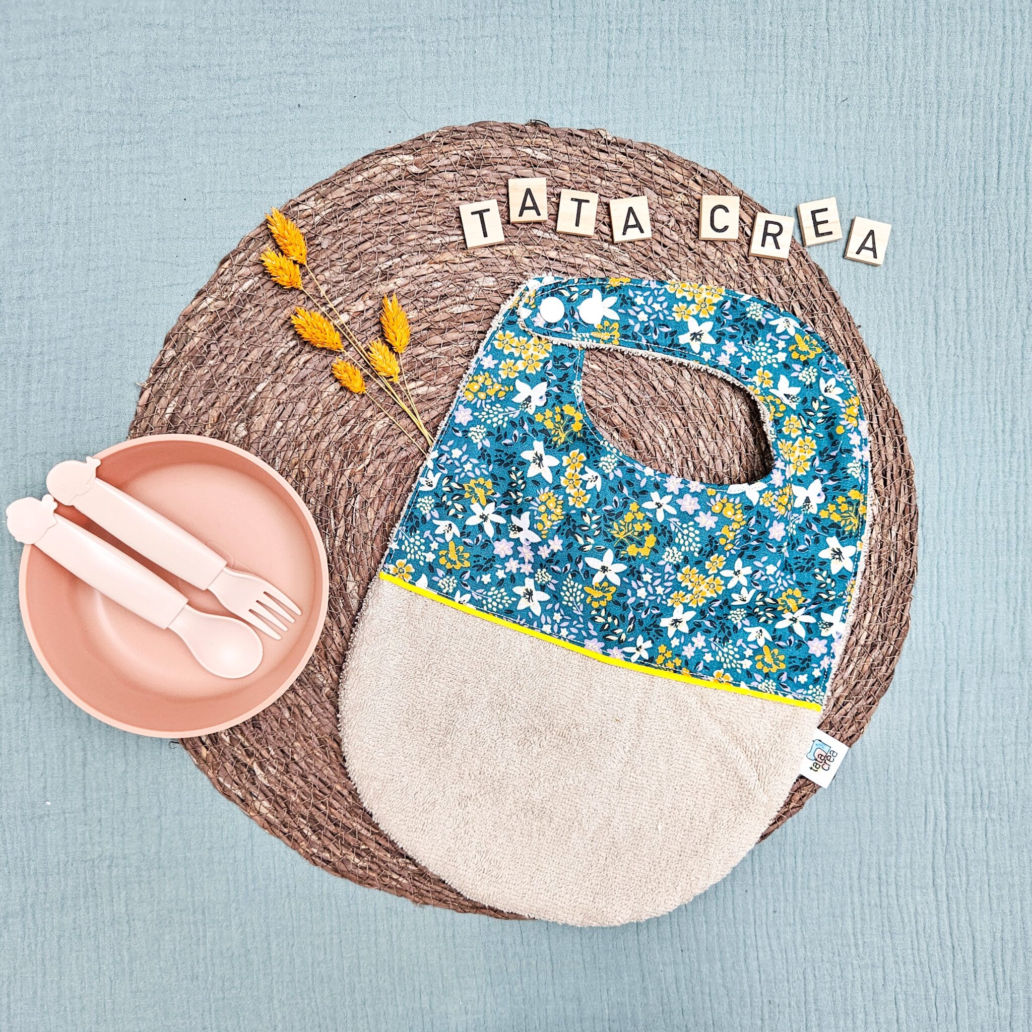 Bavoirs bébé (4 mois et plus). Coton à motifs "fleuri émeraude", liseré intermédiaire jaune, éponge crème – modèle Tata Créa