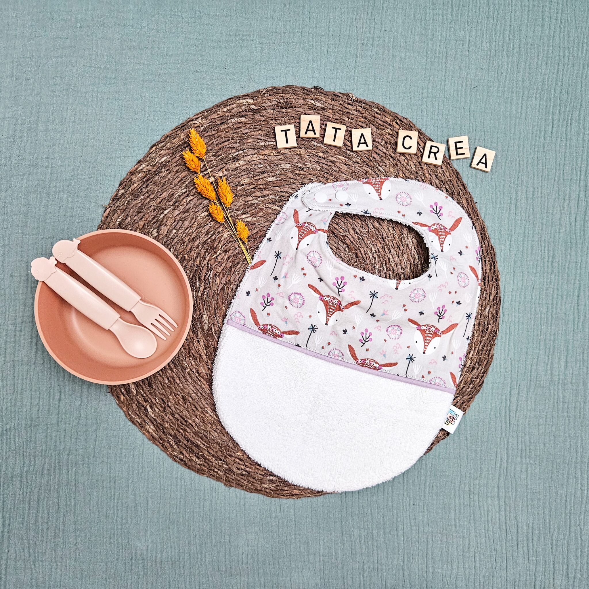 Bavoirs bébé (4 mois et plus). Coton à motifs "écrue biche", liseré intermédiaire violet clair, éponge blanche – modèle Tata Créa