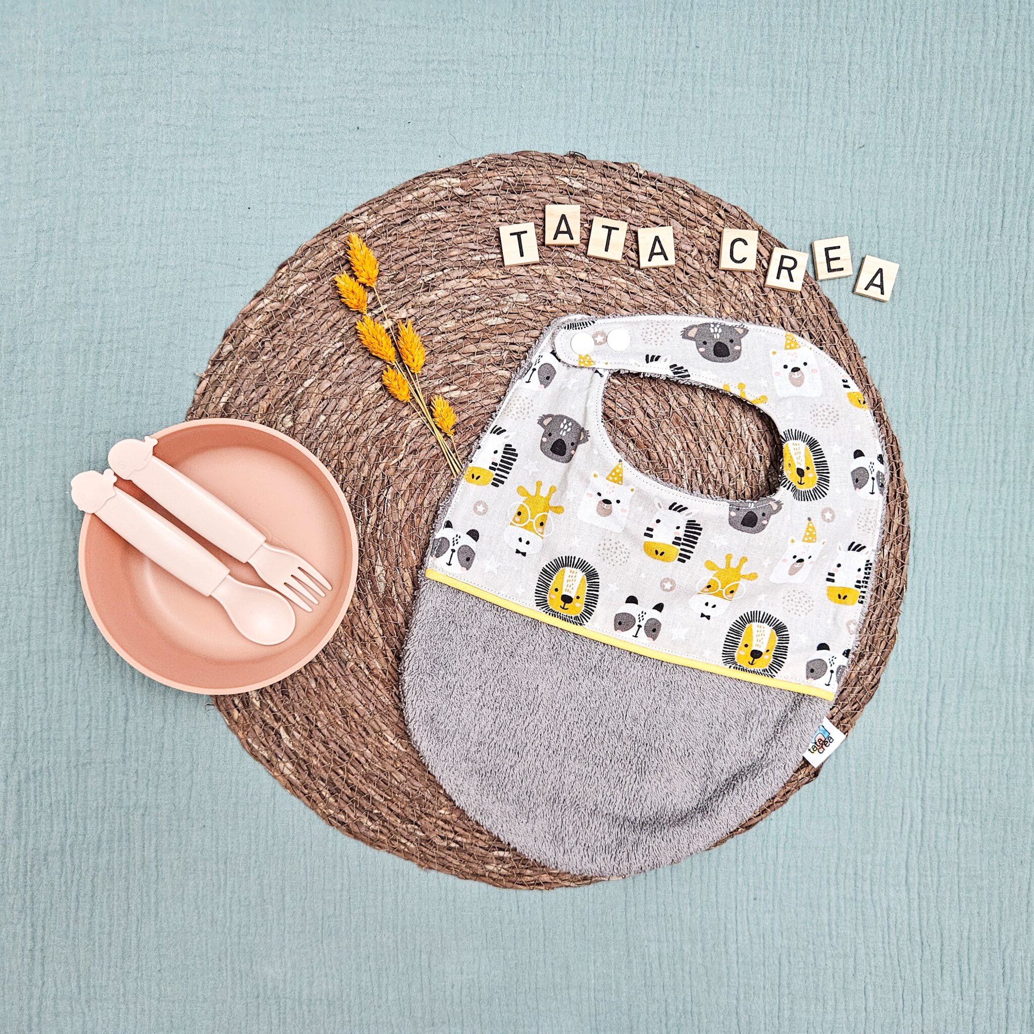Bavoirs bébé (4 mois et plus). Coton à motifs "savane festive", liseré intermédiaire jaune, éponge grise – modèle Tata Créa