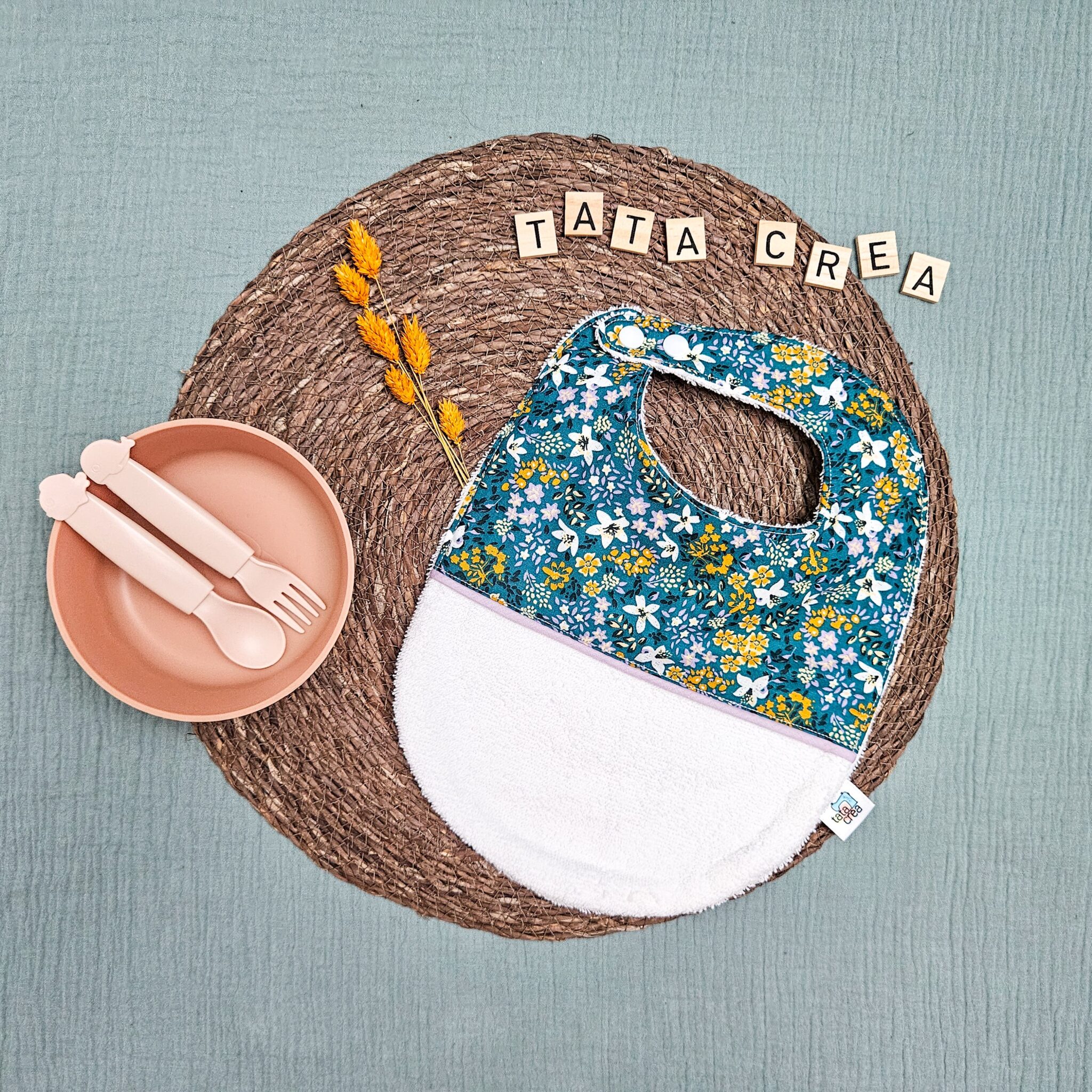 Bavoirs bébé (4 mois et plus). Coton à motifs "fleuri émeraude", liseré intermédiaire violet clair, éponge blanche – modèle Tata Créa