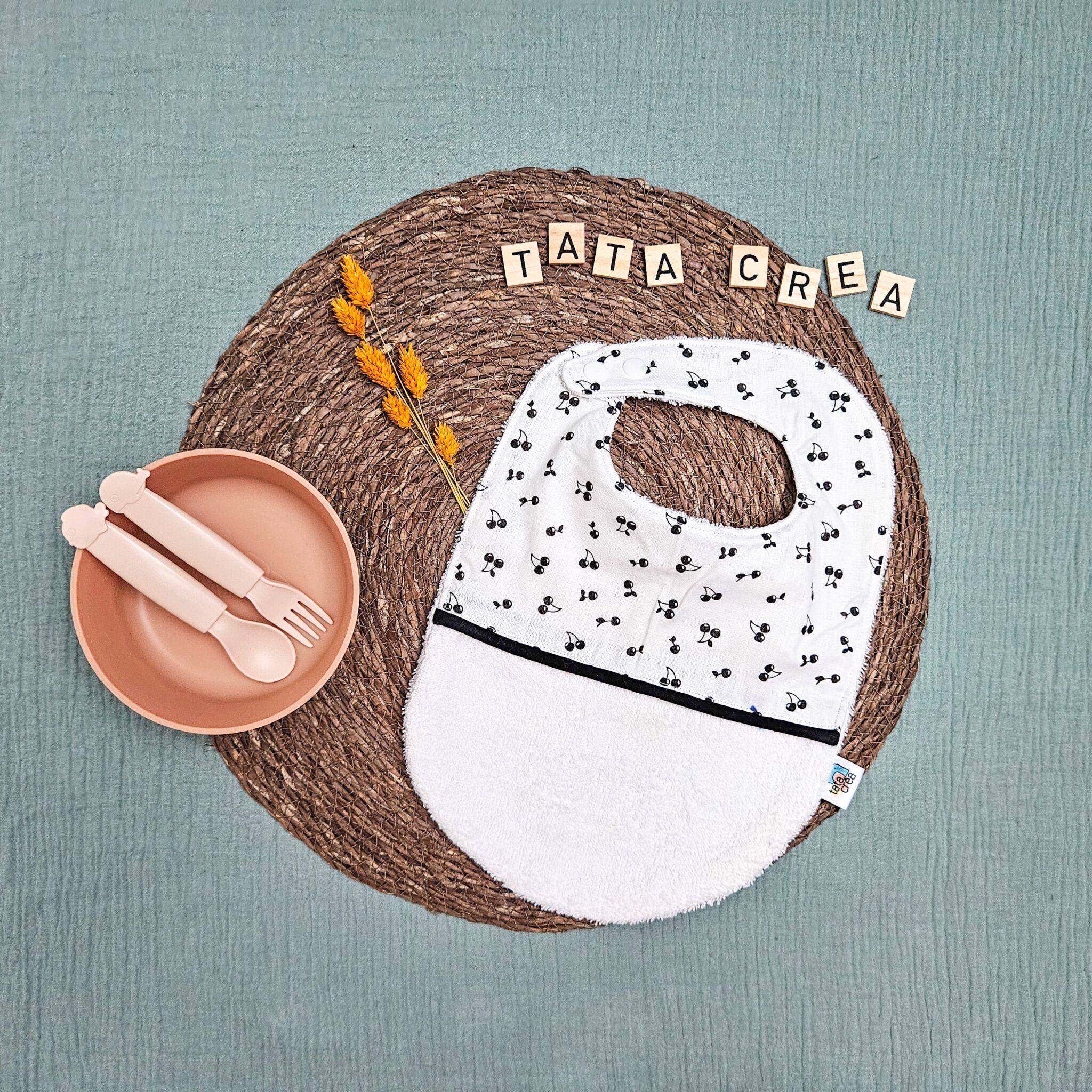 Bavoirs bébé (4 mois et plus). Coton à motifs "cherry noir et blanc", liseré intermédiaire noir, éponge blanche – modèle Tata Créa