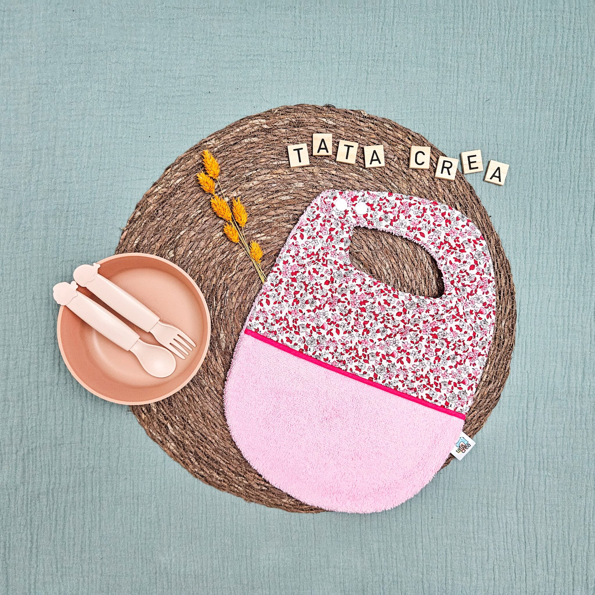 Bavoirs bébé (4 mois et plus). Coton à motifs "Léonie rose", liseré intermédiaire rose fuschia, éponge rose clair – modèle Tata Créa