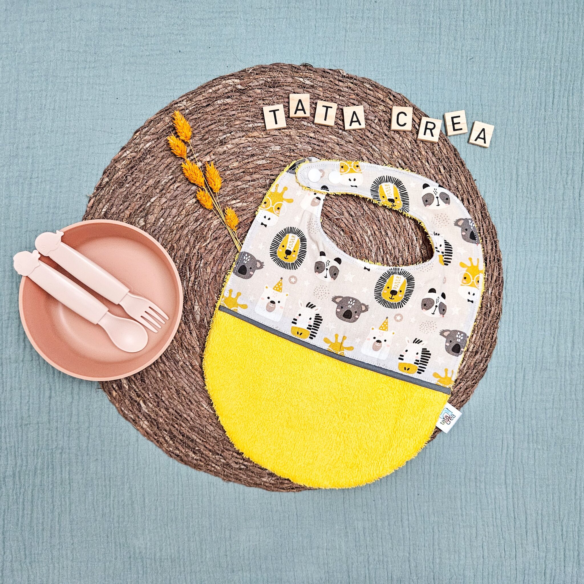 Bavoirs bébé (4 mois et plus). Coton à motifs "savane festive", liseré intermédiaire gris anthracite, éponge jaune – modèle Tata Créa