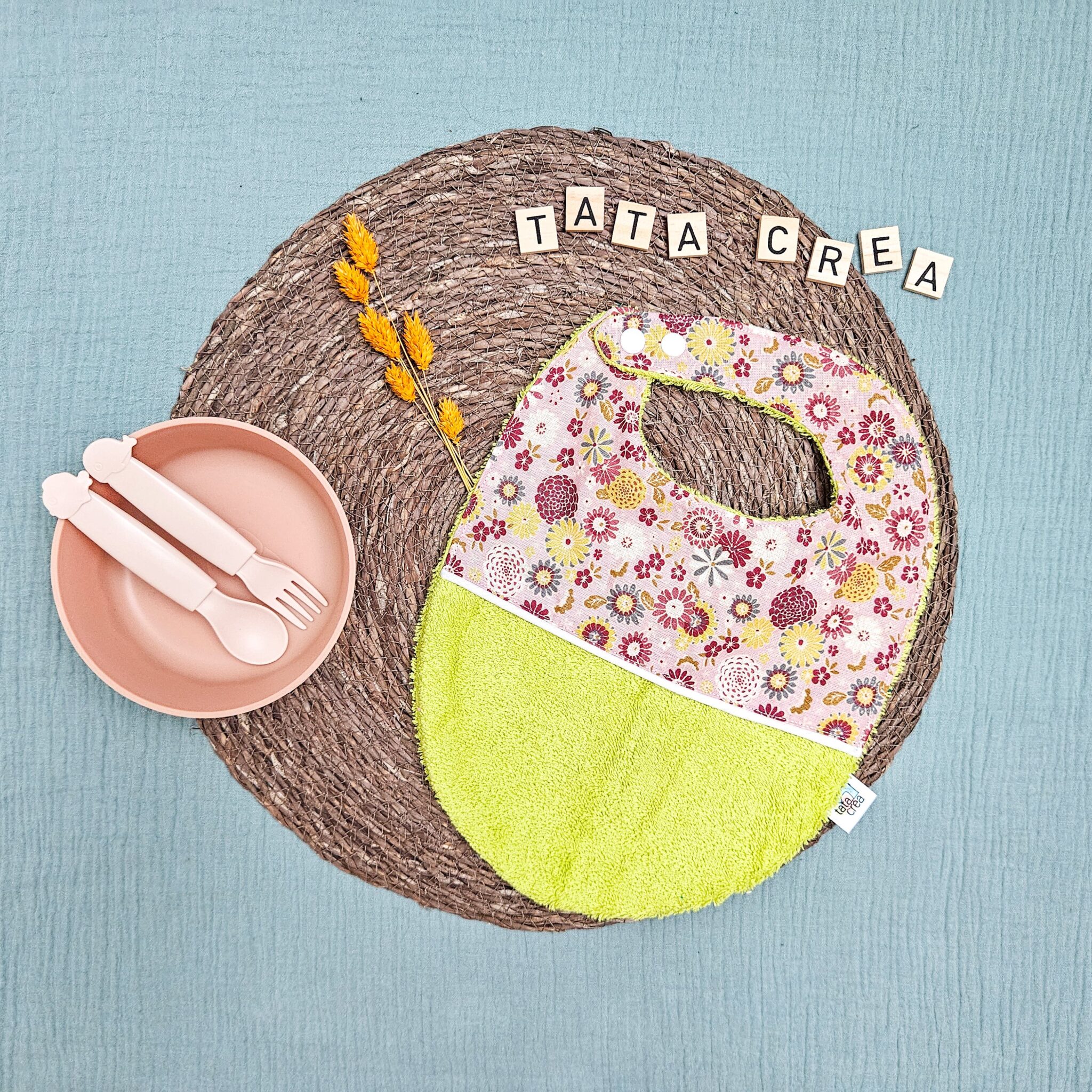 Bavoirs bébé (4 mois et plus). Coton à motifs "fleurs Misaki rose", liseré intermédiaire blanc, éponge vert anis – modèle Tata Créa