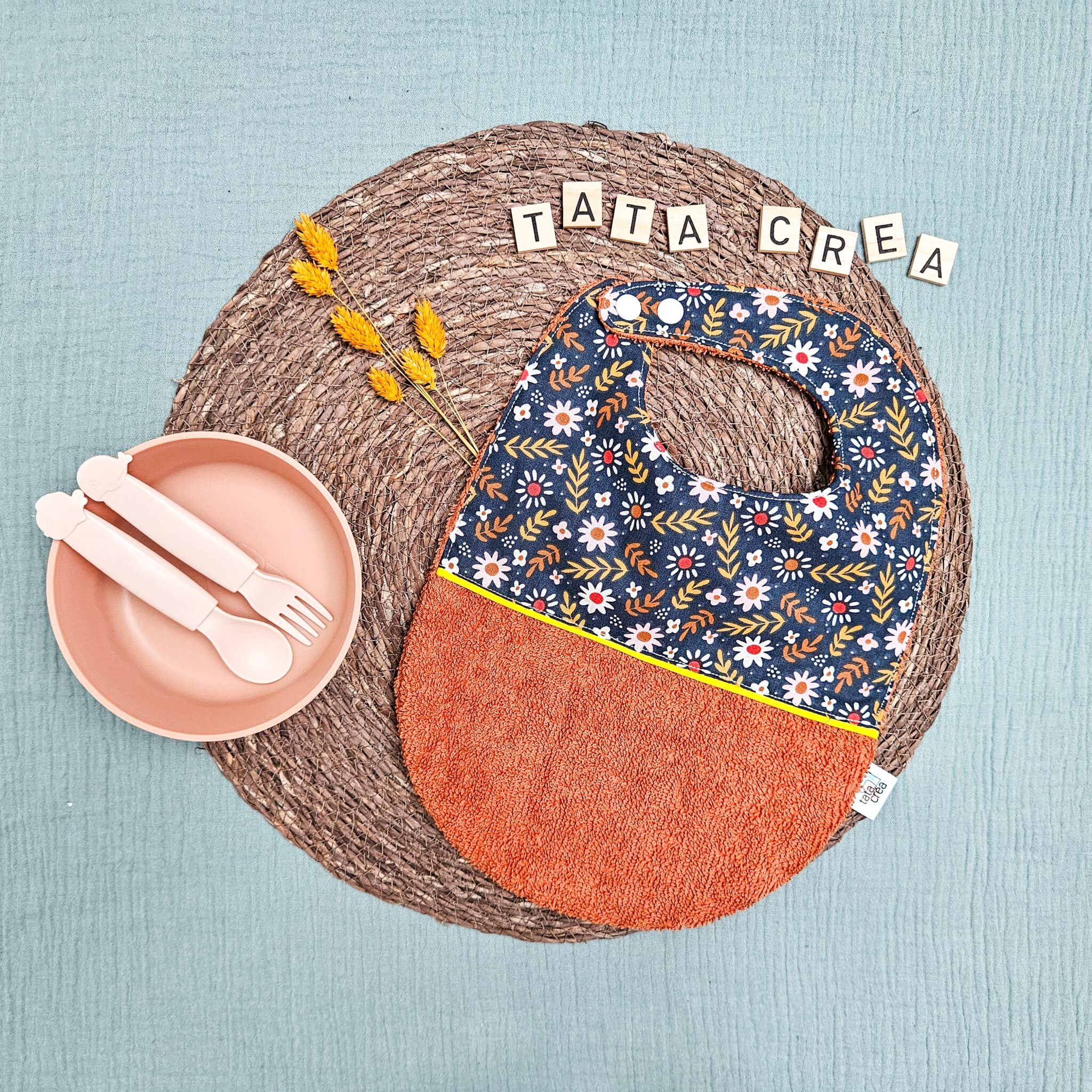 Bavoirs bébé (4 mois et plus). Coton à motifs "fleurs de la prairie", liseré intermédiaire jaune, éponge terracotta – modèle Tata Créa