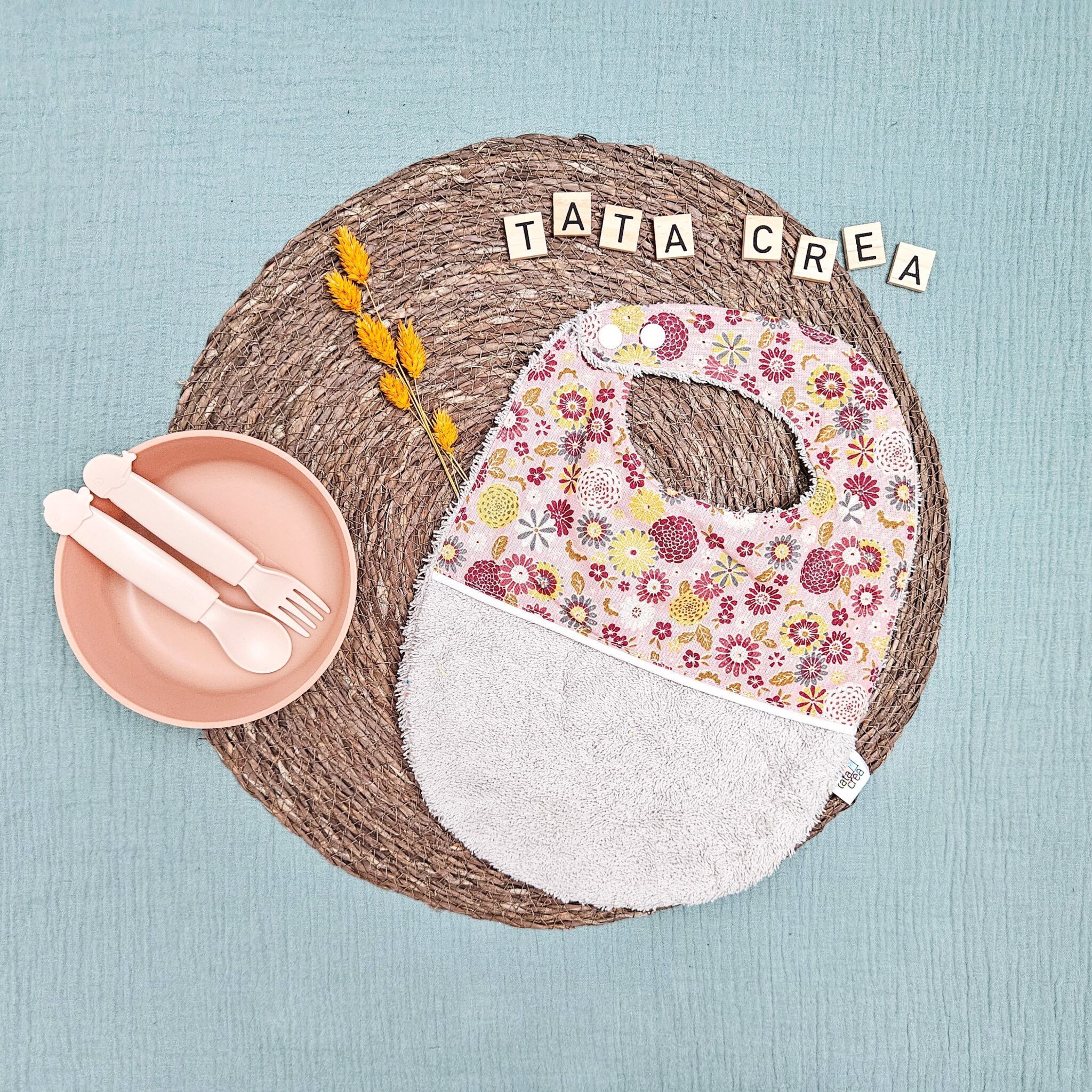 Bavoirs bébé (4 mois et plus). Coton à motifs "fleurs Misaki rose", liseré intermédiaire blanc, éponge beige – modèle Tata Créa