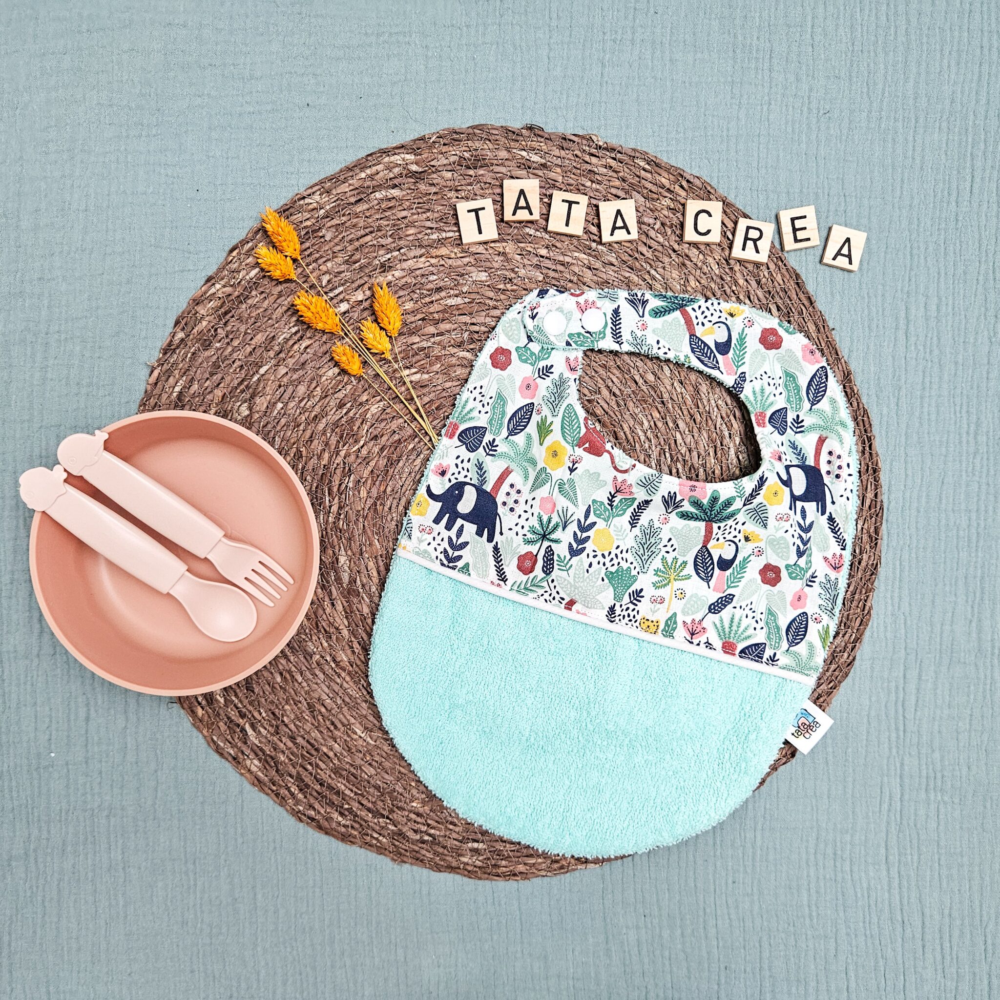 Bavoirs bébé (4 mois et plus). Coton à motifs "forêt amazonie", liseré intermédiaire blanc, éponge turquoise – modèle Tata Créa