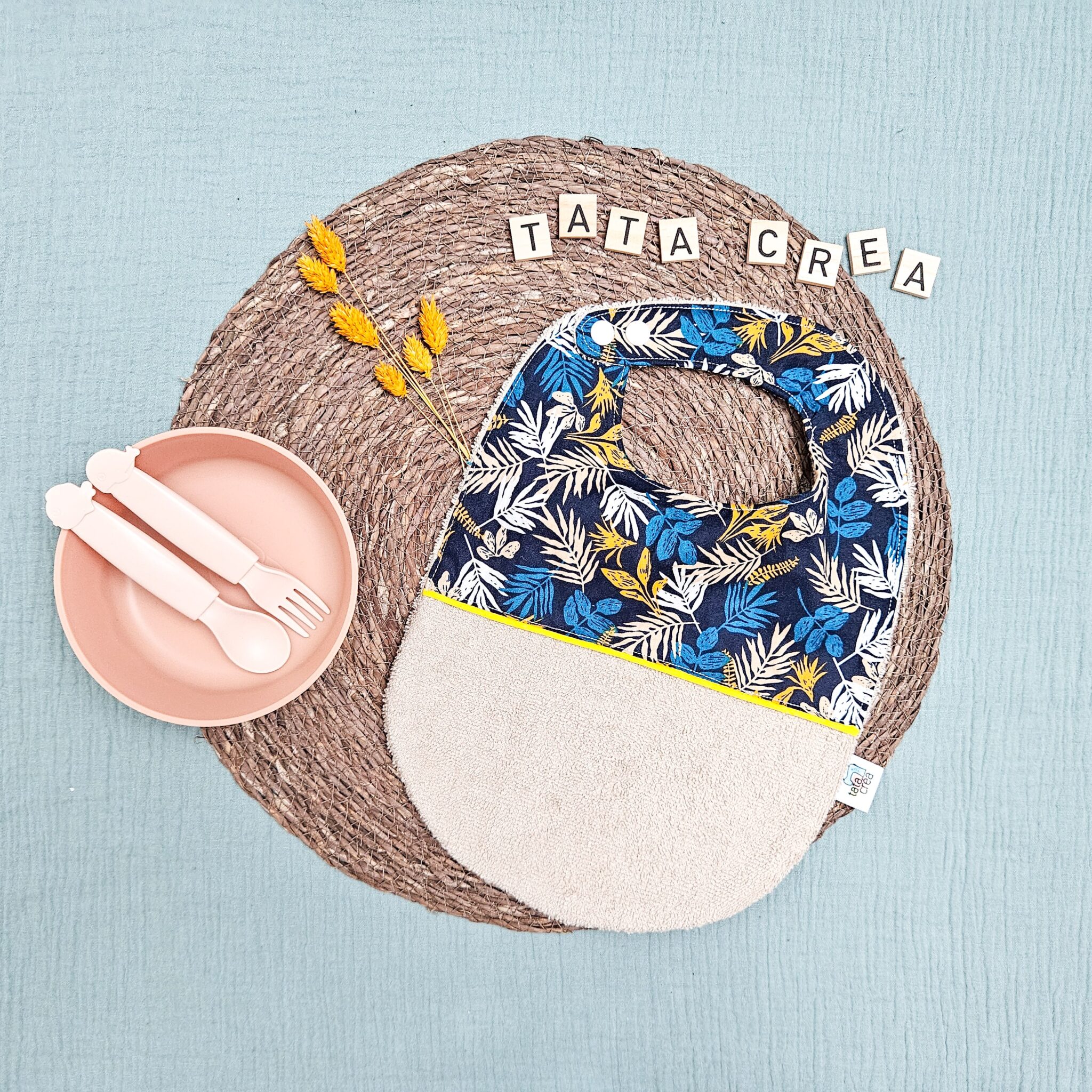Bavoirs bébé (4 mois et plus). Coton à motifs "feuillage fond bleu", liseré intermédiaire jaune, éponge crème – modèle Tata Créa